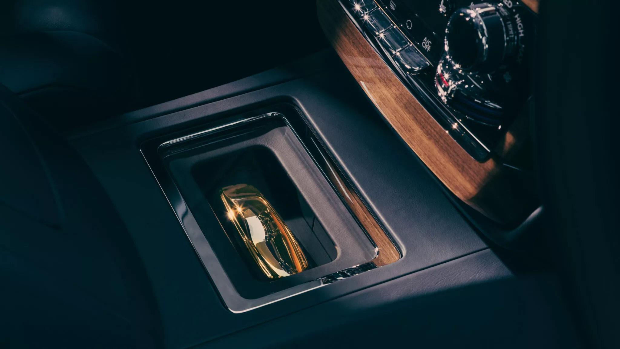 رولزرويس فانتوم تحصل على إصدار Goldfinger الذهبي الخاص للاحتفال بذكرى مشاركة السيارة في فيلم جيمس بوند رولزرويس فانتوم تحصل على إصدار Goldfinger الذهبي الخاص للاحتفال بذكرى مشاركة السيارة في فيلم جيمس بوند 8