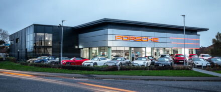 بورش تواجه تراجع المبيعات: انخفاض الطلب في الصين وأداء ضعيف للسيارات الكهربائية بورش تواجه تراجع المبيعات: انخفاض الطلب في الصين وأداء ضعيف للسيارات الكهربائية 21