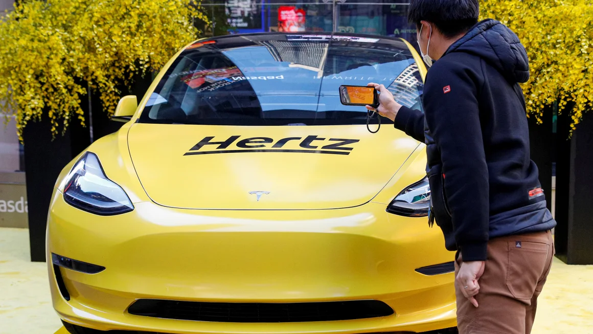 عملاق التأجير الأمريكي "هيرتز" يخسر 2 مليار دولار بسبب التحول للسيارات الكهربائية عملاق التأجير الأمريكي "هيرتز" يخسر 2 مليار دولار بسبب التحول للسيارات الكهربائية 1