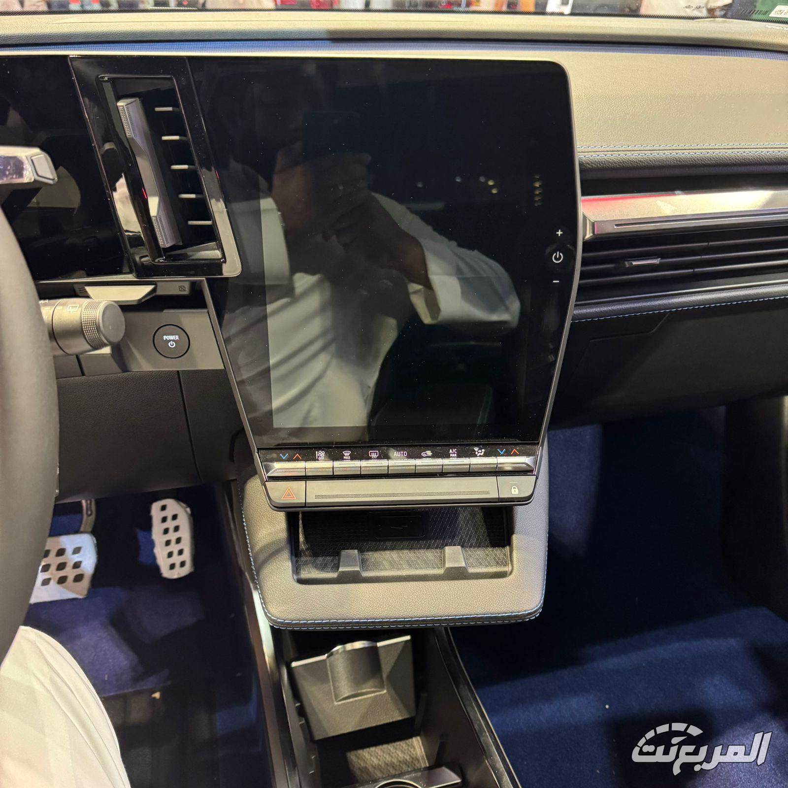 مواصفات رينو سينيك E-Tech موديل 2025 بجميع الفئات والأسعار المتوفرة وأبرز العيوب والمميزات صور رينو سينيك E-Tech موديل 2025 بجودة عالية من الخارج والداخل مع أبرز تجهيزات السيارة الكهربائية
