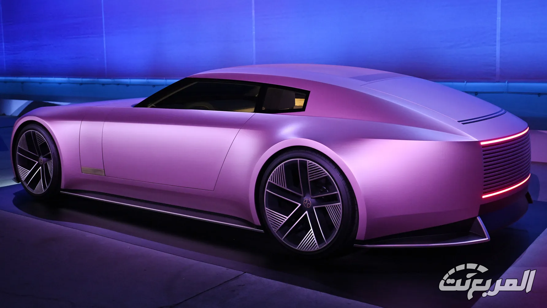 مدير جاكوار يدافع عن قرار التحول لعلامة كهربائية ويرى أن الأثرياء يهتمون بالتصميم فقط وليس طبيعة المحركات مدير جاكوار يدافع عن قرار التحول لعلامة كهربائية ويرى أن الأثرياء يهتمون بالتصميم فقط وليس طبيعة المحركات 1