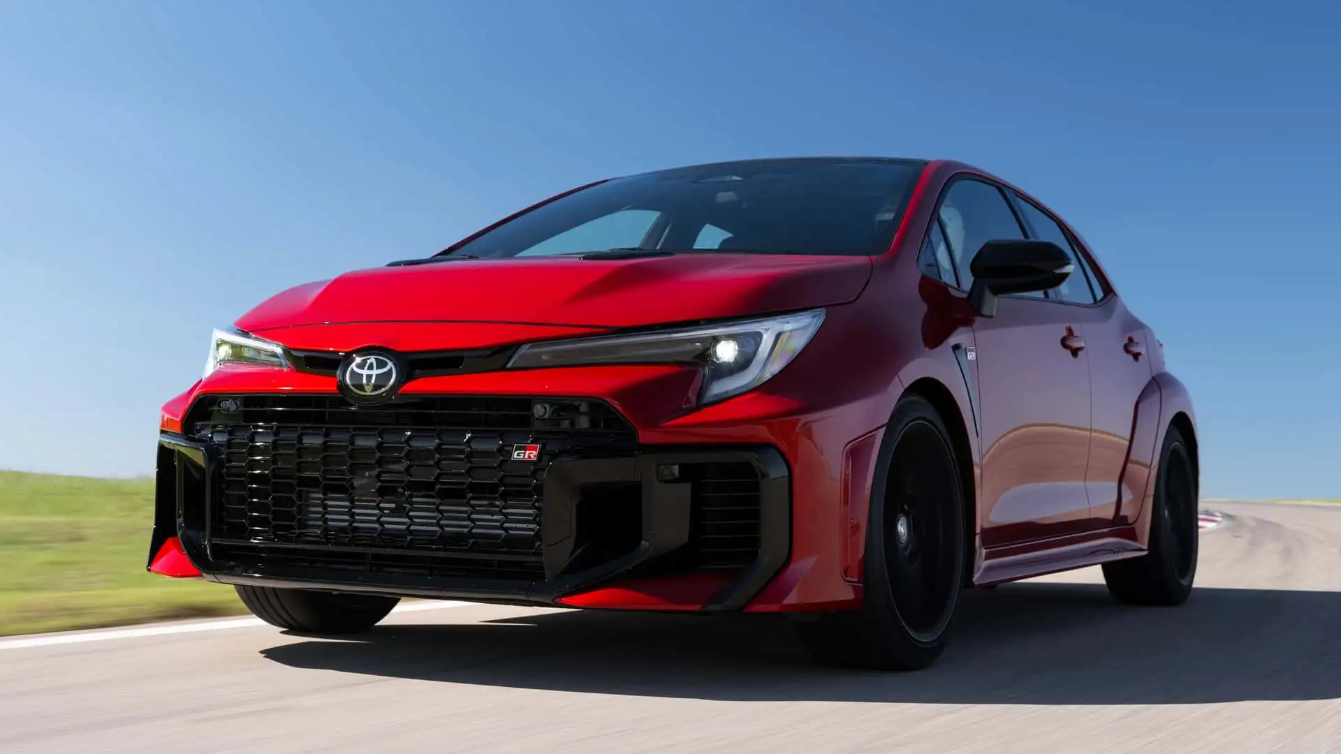 تويوتا تبيع 10.8 مليون سيارة في 2024 وتكتسح المنافسين