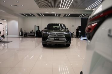 لكزس LX 700h 2025 هايبرد الجديدة تنطلق رسمياً في السعودية لكزس LX 700h 2025 قمة الفخامة والقوة على الطرق الوعرة