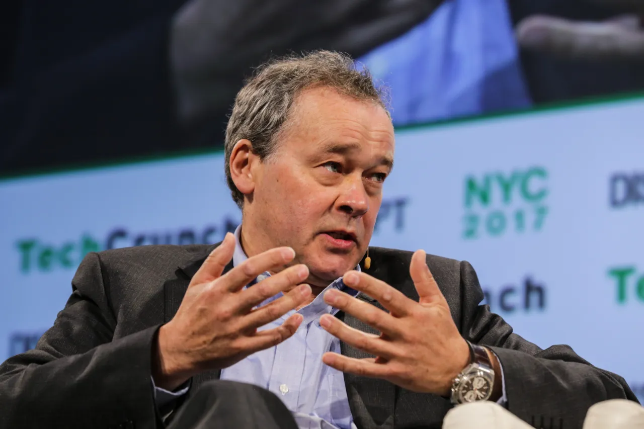 ارتفاع صاروخي لأسهم لوسيد بعد استقالة مفاجئة للمدير التنفيذي بيتر رولينسون