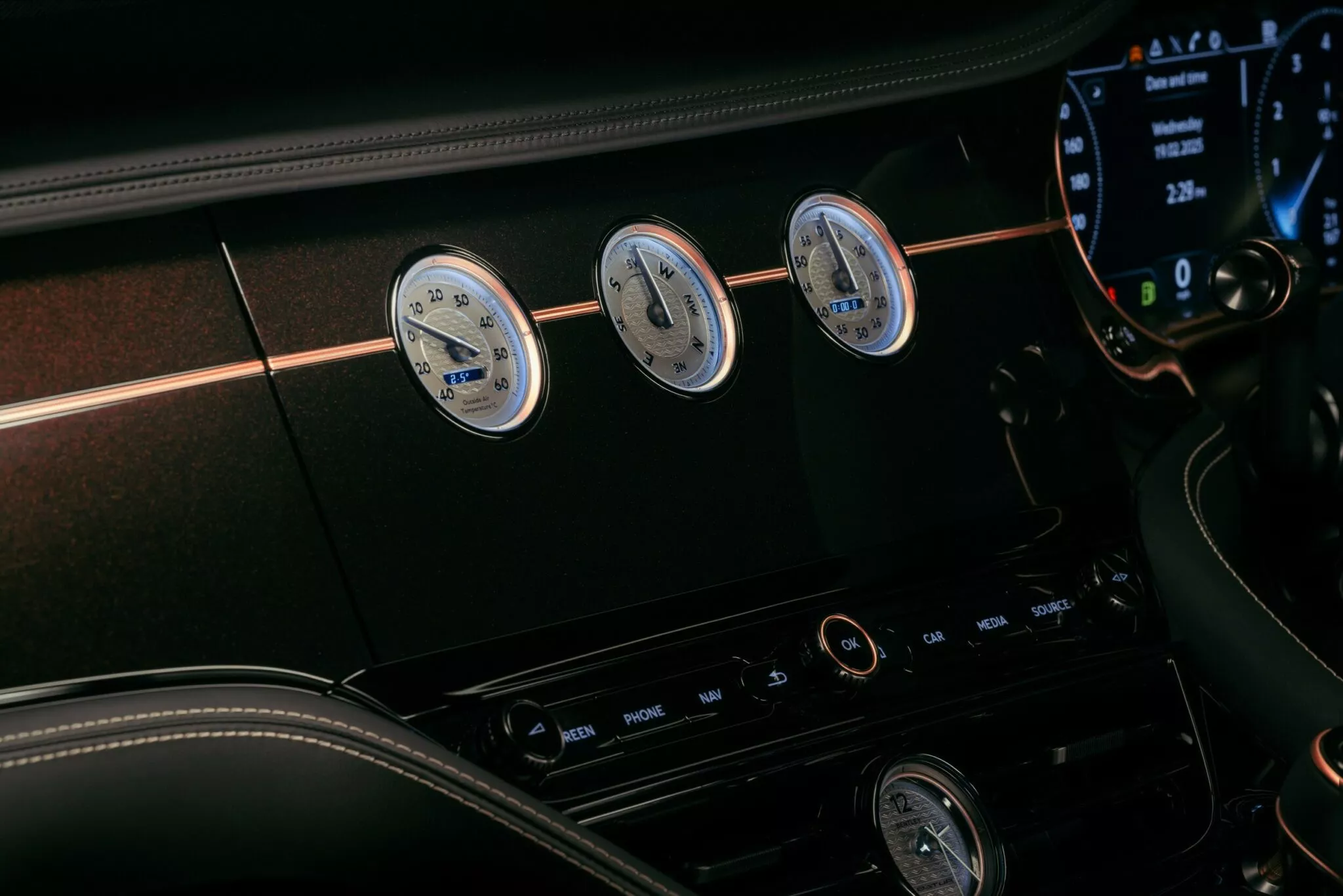 بنتلي تكشف عن آخر نسخة باتور حصرية بزخرفات ذهبية خاصة وسعر يتجاوز 8 مليون ريال بنتلي تكشف عن آخر نسخة باتور حصرية بزخرفات ذهبية خاصة وسعر يتجاوز 8 مليون ريال 14