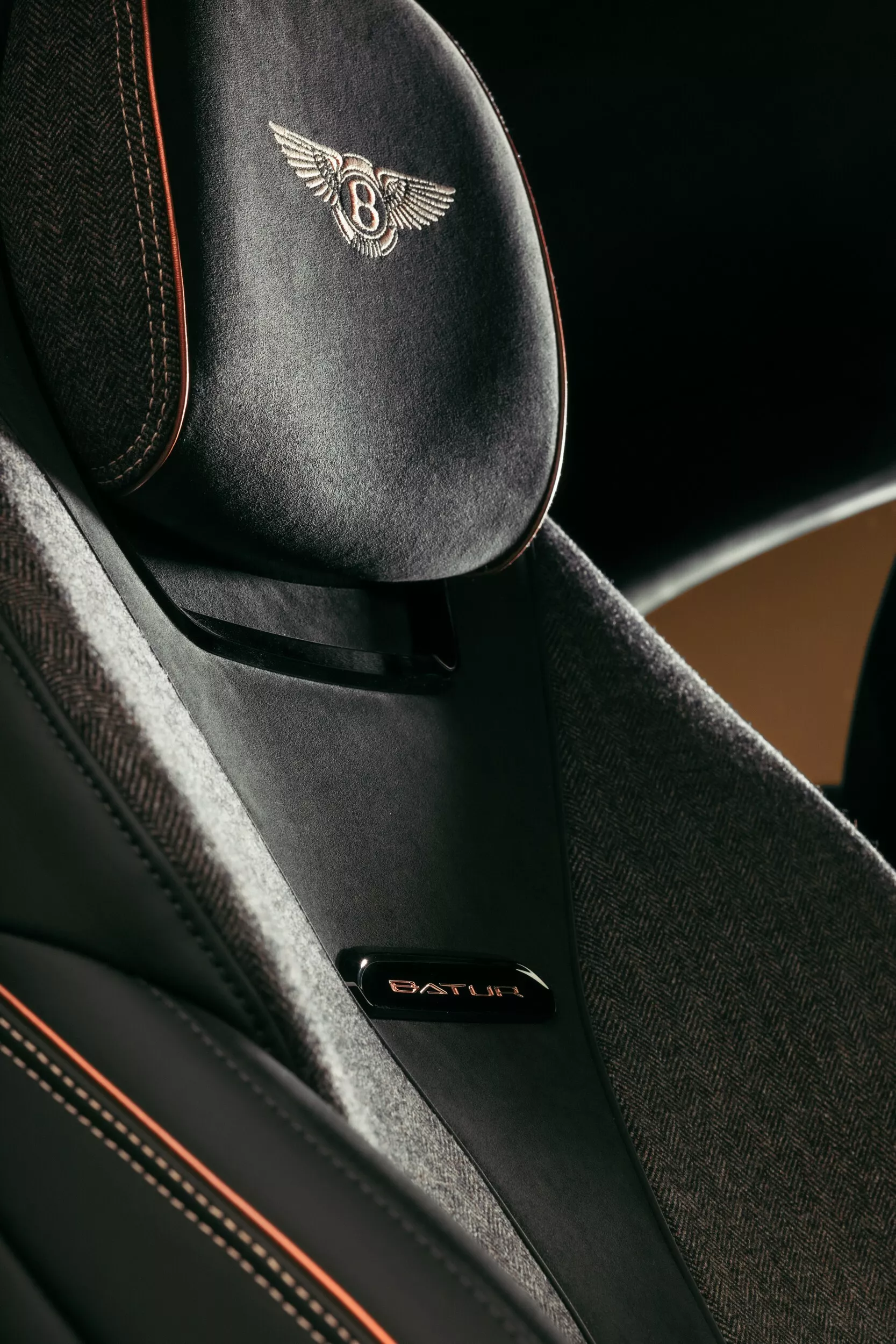 بنتلي تكشف عن آخر نسخة باتور حصرية بزخرفات ذهبية خاصة وسعر يتجاوز 8 مليون ريال بنتلي تكشف عن آخر نسخة باتور حصرية بزخرفات ذهبية خاصة وسعر يتجاوز 8 مليون ريال 15