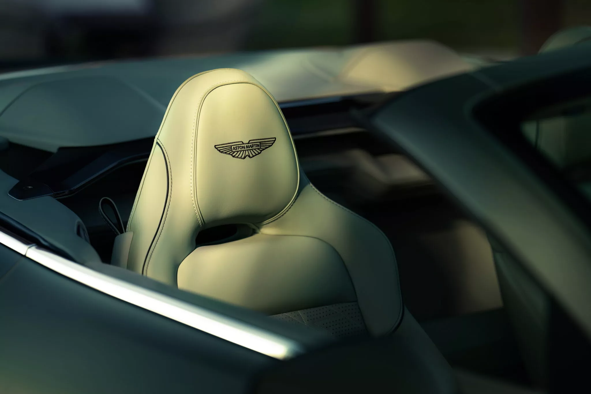 استون مارتن فانكويش فولانتي الجديدة هي أسرع وأقوى سيارة كشف بمحرك أمامي في العالم استون مارتن فانكويش فولانتي الجديدة هي أسرع وأقوى سيارة كشف بمحرك أمامي في العالم 15