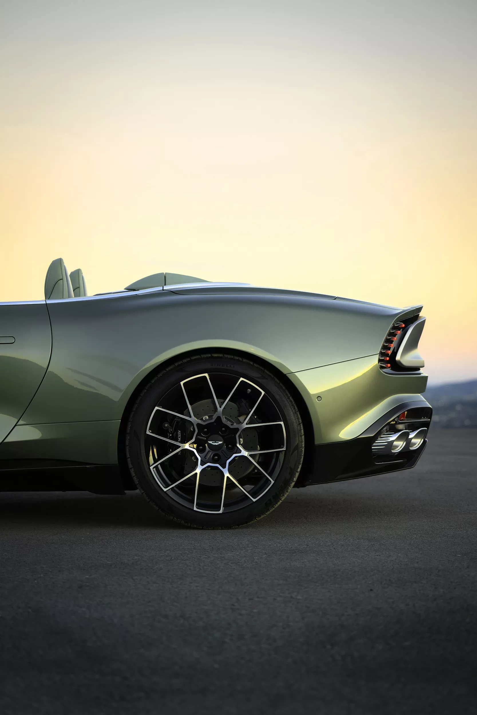 استون مارتن فانكويش فولانتي الجديدة هي أسرع وأقوى سيارة كشف بمحرك أمامي في العالم استون مارتن فانكويش فولانتي الجديدة هي أسرع وأقوى سيارة كشف بمحرك أمامي في العالم 17