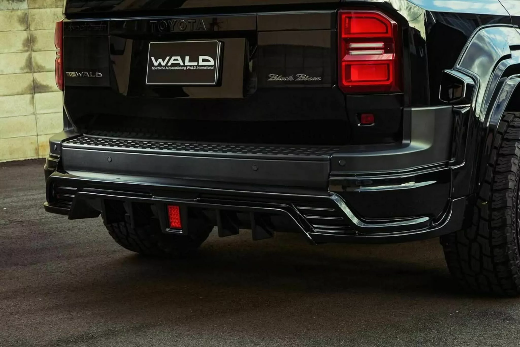 تويوتا برادو تحصل على إصدار عضلي مدهش من شركة Wald اليابانية المعدلة للسيارات تويوتا برادو تحصل على إصدار عضلي مدهش من شركة Wald اليابانية المعدلة للسيارات 9