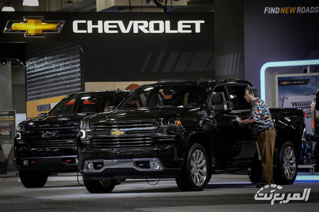 ترامب يؤجل الضرائب الجمركية على السيارات المستوردة من كندا والمكسيك بعد محادثات عاجلة مع رؤساء فورد وجنرال موتورز ترامب يؤجل الضرائب الجمركية على السيارات المستوردة من كندا والمكسيك بعد محادثات عاجلة مع رؤساء فورد وجنرال موتورز 1