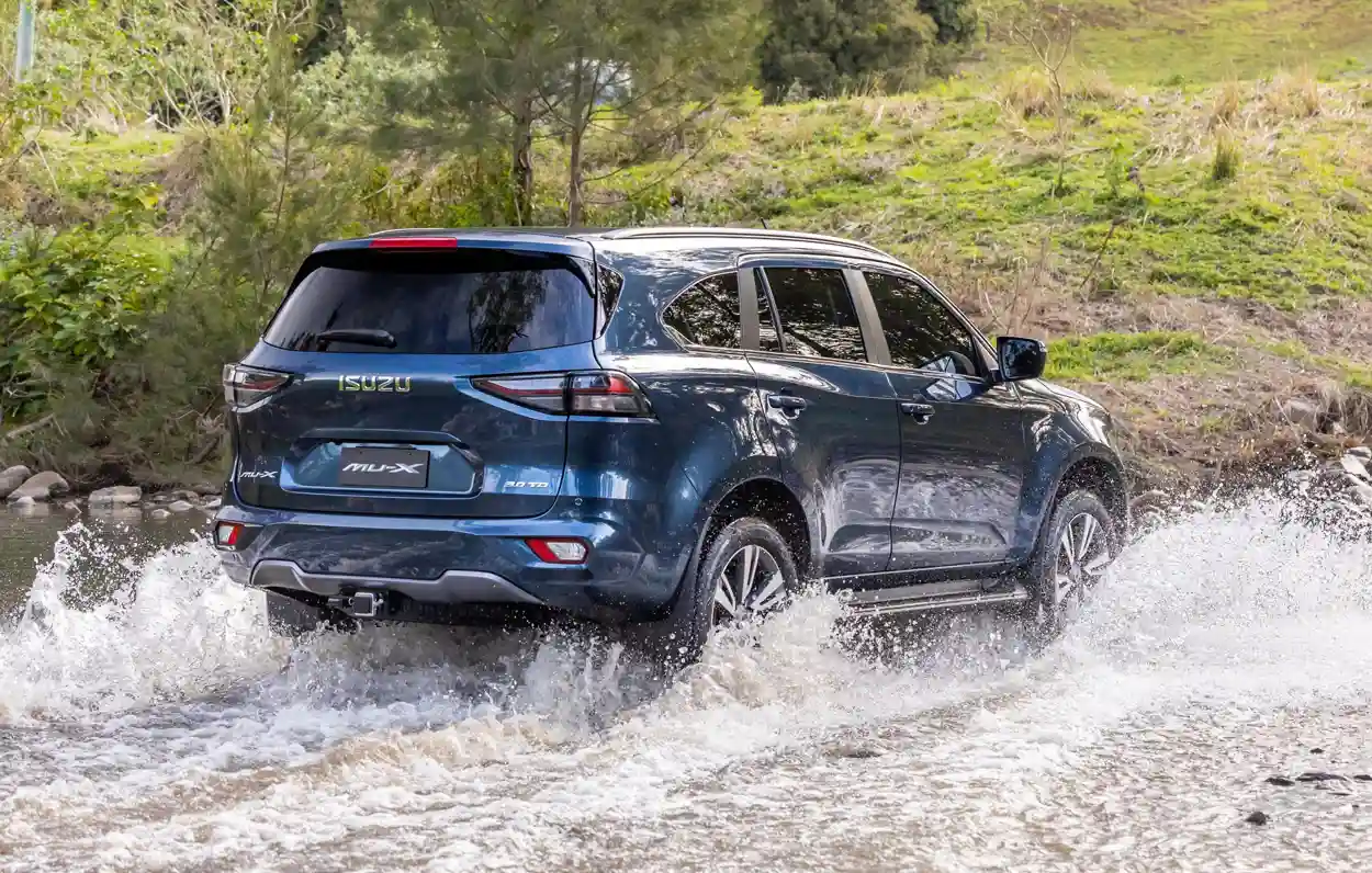 صور ايسوزو MUX 2025 وألوان الجيب اليابانية لدى وكيلها صور ايسوزو MUX 2025 وألوان الجيب اليابانية لدى وكيلها 4