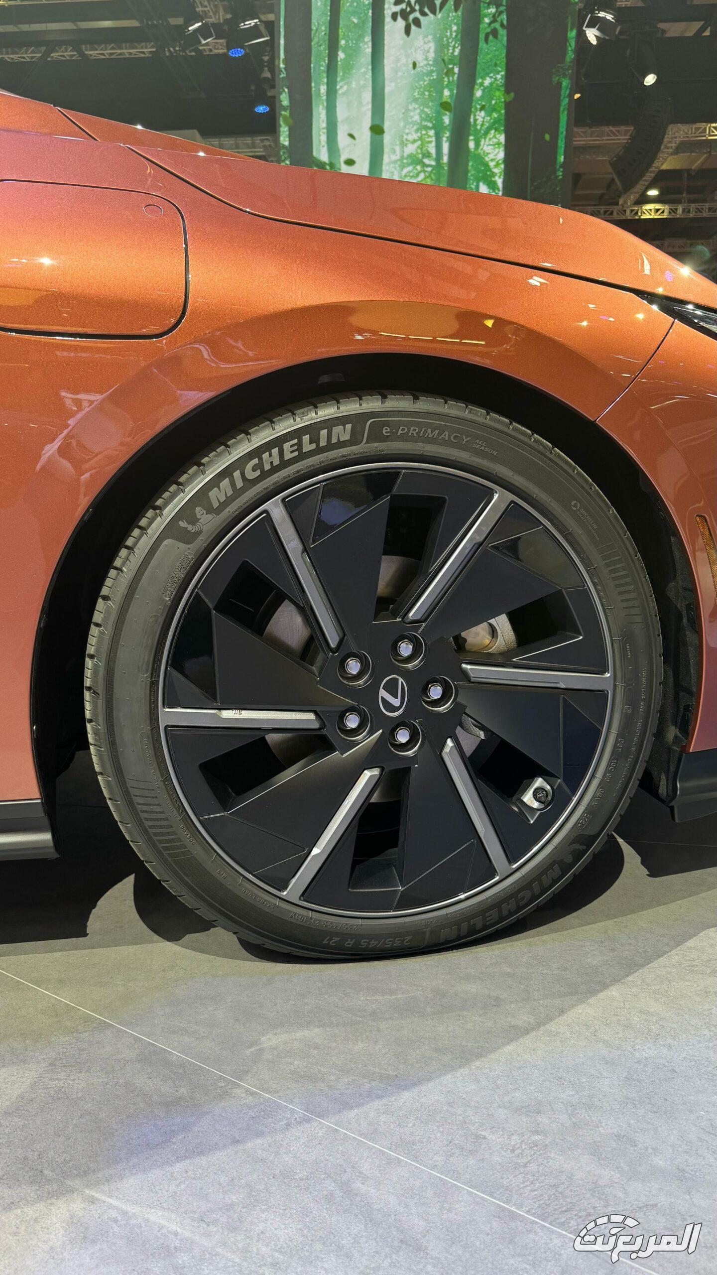 لكزس ES موديل 2026 الجديدة إليك كافة تجهيزات الجيل الثامن مع اختيارات المحركات "بالصور" صور لكزس ES موديل 2026 بجودة عالية من الخارج والداخل مع أبرز مواصفات السيارة الفاخرة