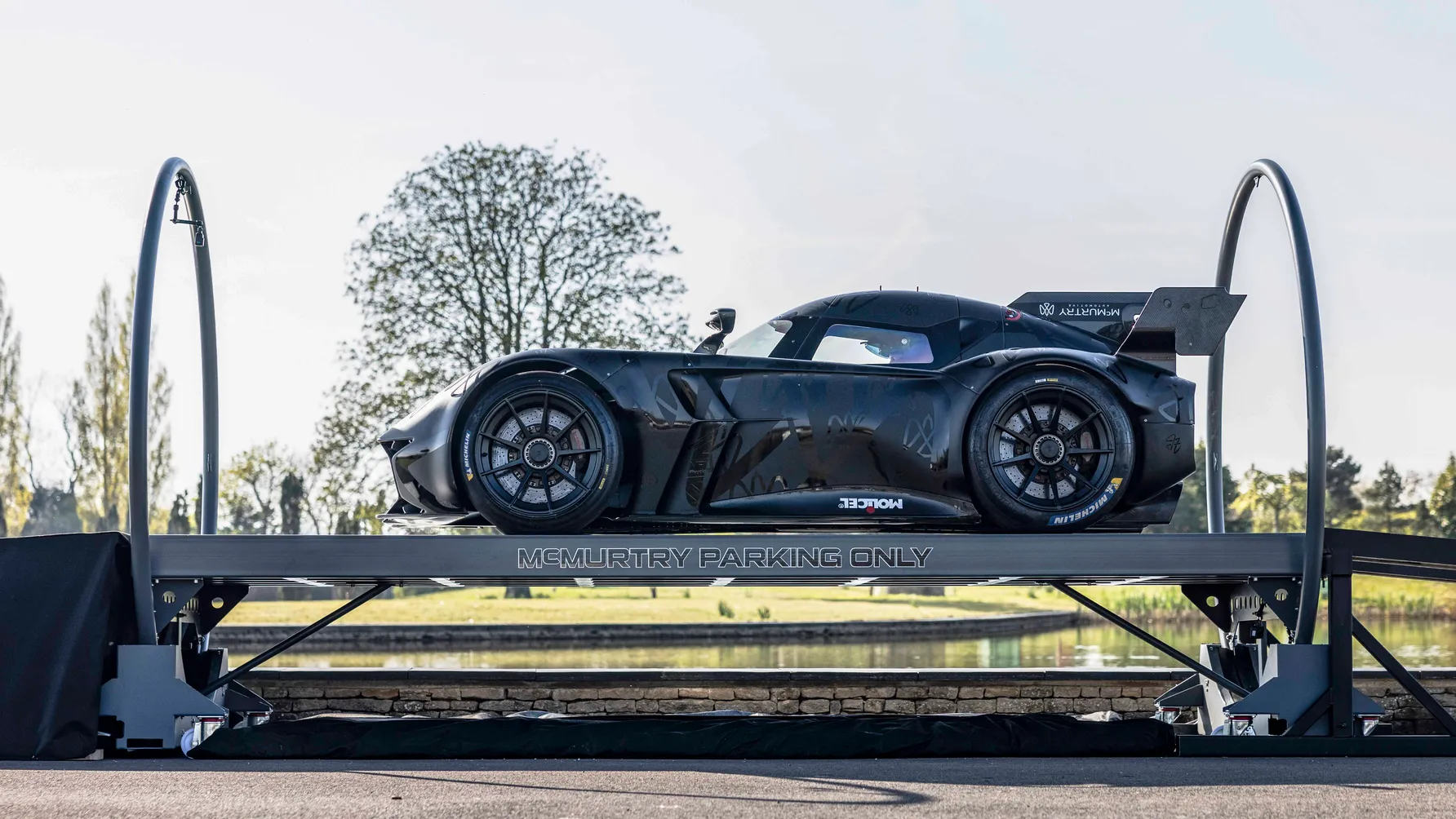 السوبركار البريطانية "مكمارتري سبيرلينج" هي أول سيارة في العالم يتم قيادتها رأساً على عقب! السوبركار البريطانية "مكمارتري سبيرلينج" هي أول سيارة في العالم يتم قيادتها رأساً على عقب! 2