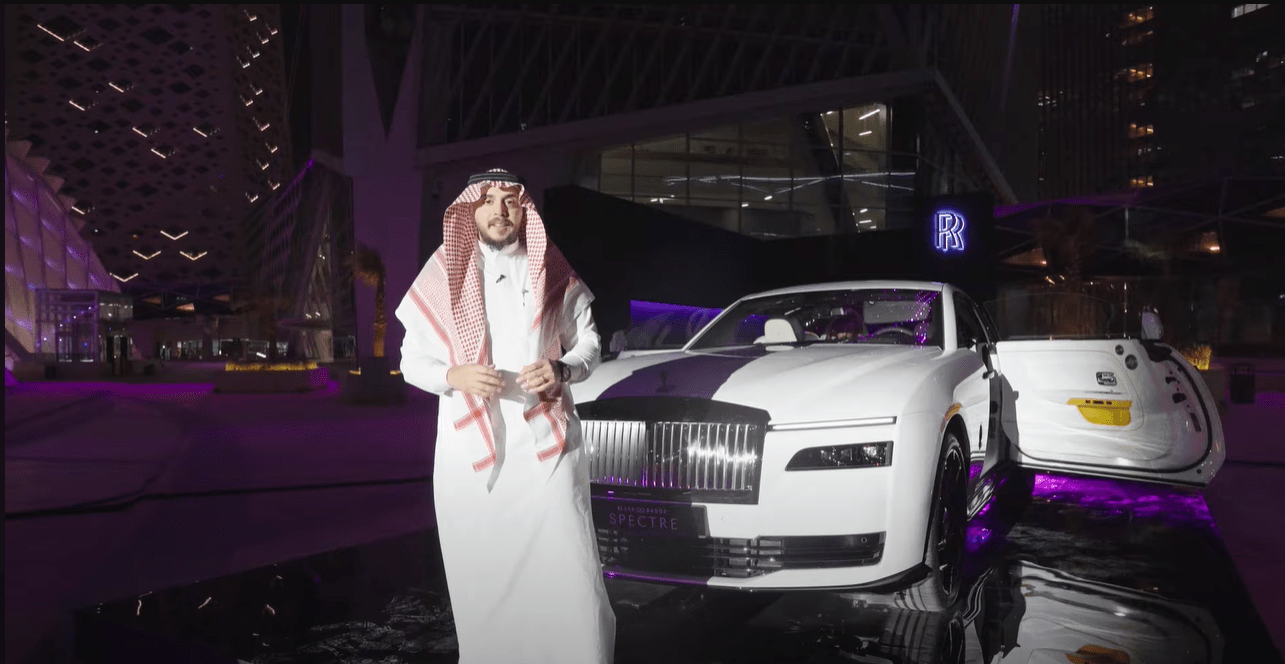 شرح سريع على رولزرويس سبيكتر بلاك بادج 2025 الجديدة شرح سريع على رولزرويس سبيكتر بلاك بادج 2025 الجديدة 1