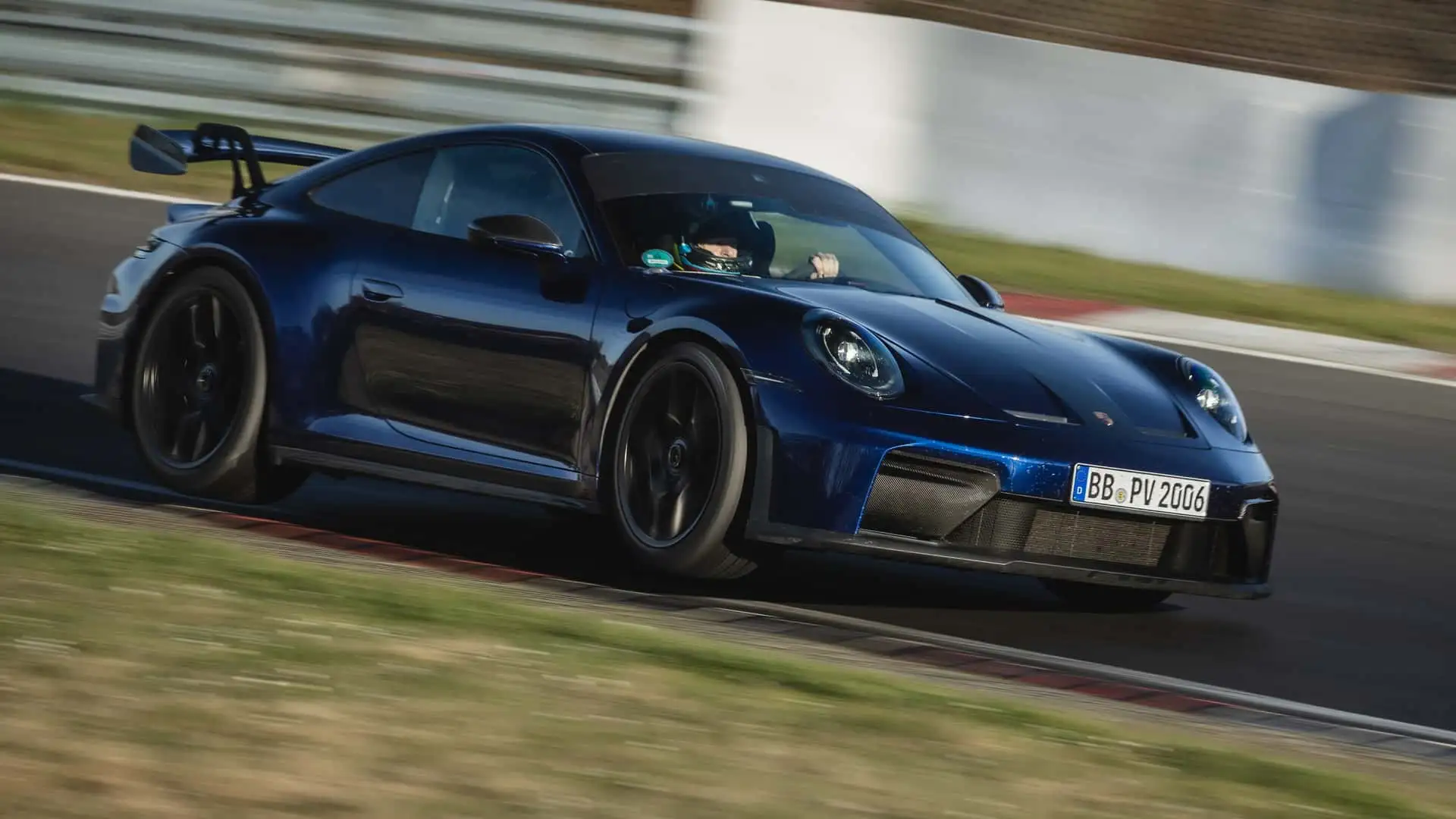 بورش 911 GT3 موديل 2025 هي أسرع سيارة ناقل يدوي في تاريخ مضمار نوربورغرينغ الشهير