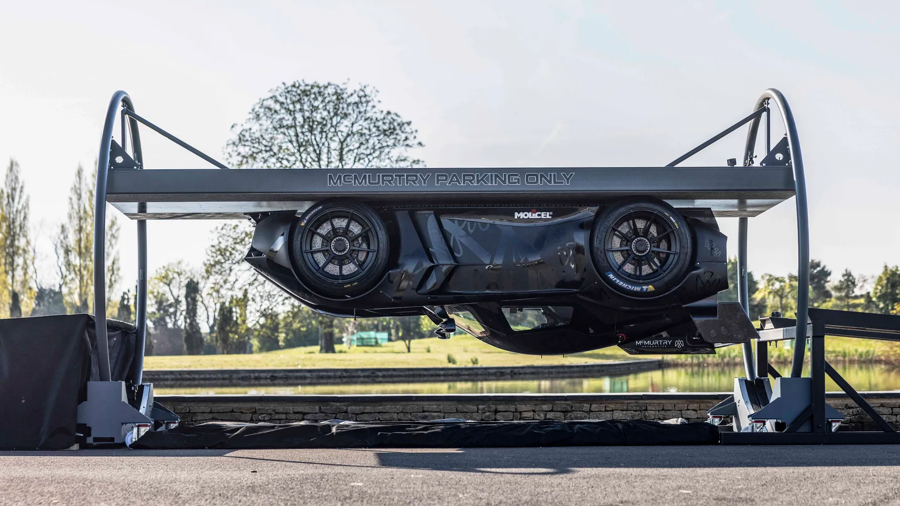 السوبركار البريطانية "مكمارتري سبيرلينج" هي أول سيارة في العالم يتم قيادتها رأساً على عقب! السوبركار البريطانية "مكمارتري سبيرلينج" هي أول سيارة في العالم يتم قيادتها رأساً على عقب! 4