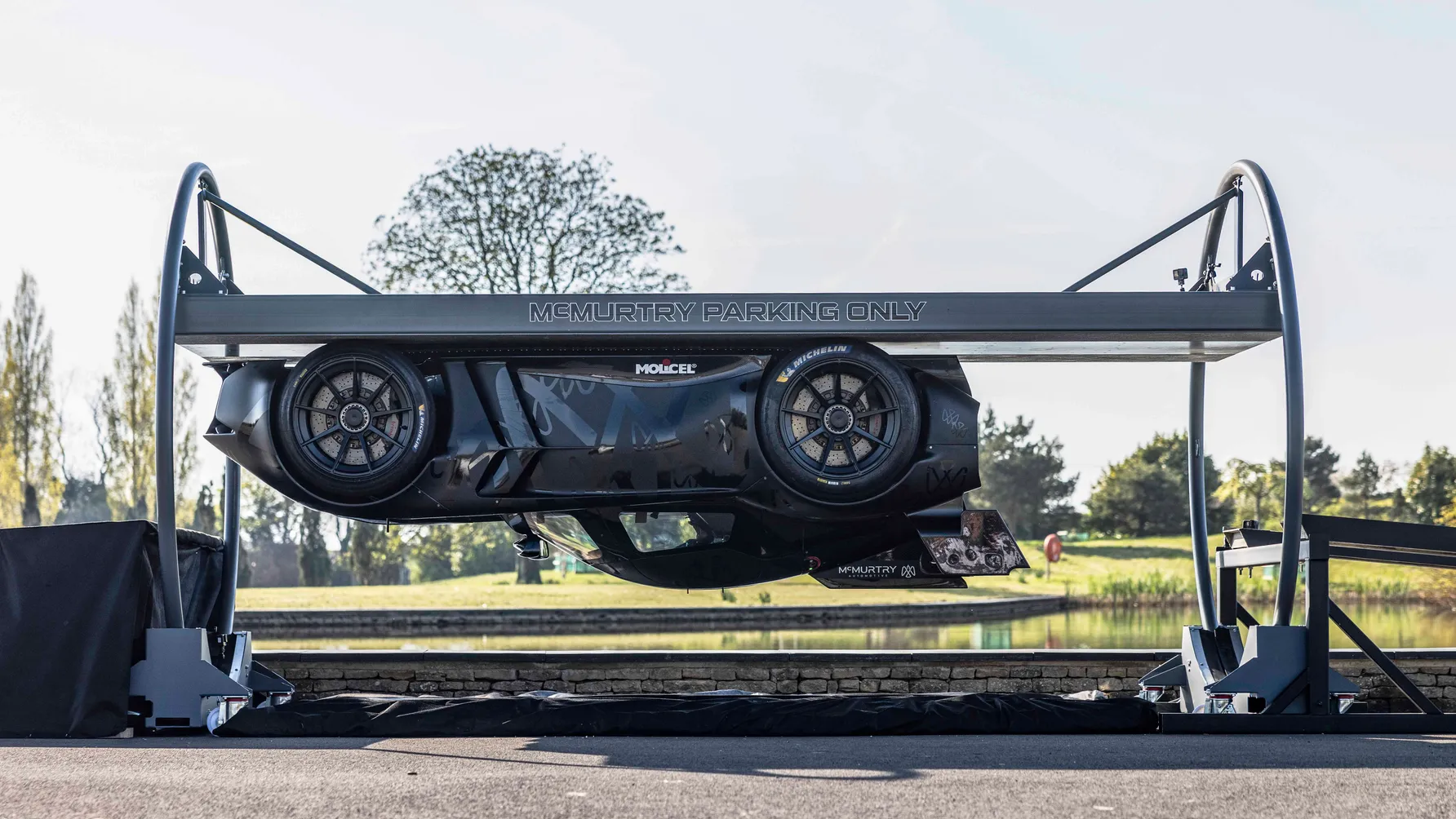 السوبركار البريطانية "مكمارتري سبيرلينج" هي أول سيارة في العالم يتم قيادتها رأساً على عقب! السوبركار البريطانية "مكمارتري سبيرلينج" هي أول سيارة في العالم يتم قيادتها رأساً على عقب! 5