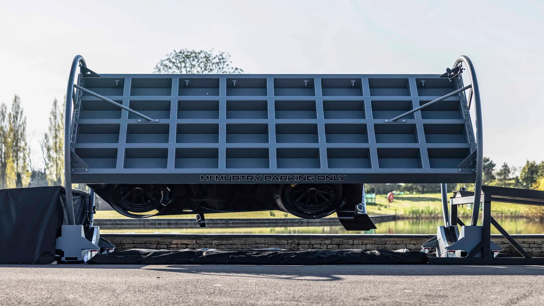 السوبركار البريطانية "مكمارتري سبيرلينج" هي أول سيارة في العالم يتم قيادتها رأساً على عقب! السوبركار البريطانية "مكمارتري سبيرلينج" هي أول سيارة في العالم يتم قيادتها رأساً على عقب! 6