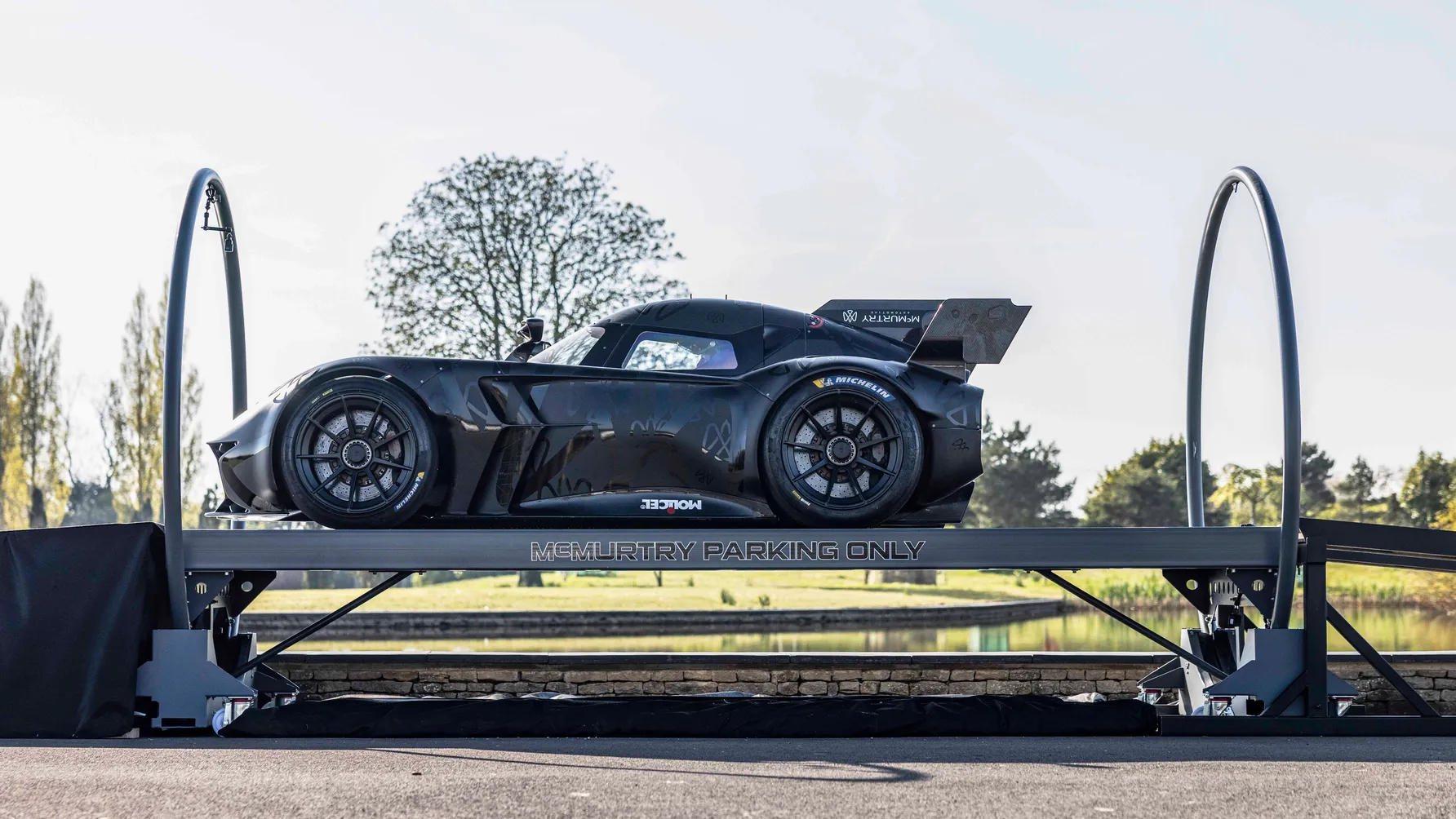 السوبركار البريطانية "مكمارتري سبيرلينج" هي أول سيارة في العالم يتم قيادتها رأساً على عقب! السوبركار البريطانية "مكمارتري سبيرلينج" هي أول سيارة في العالم يتم قيادتها رأساً على عقب! 7