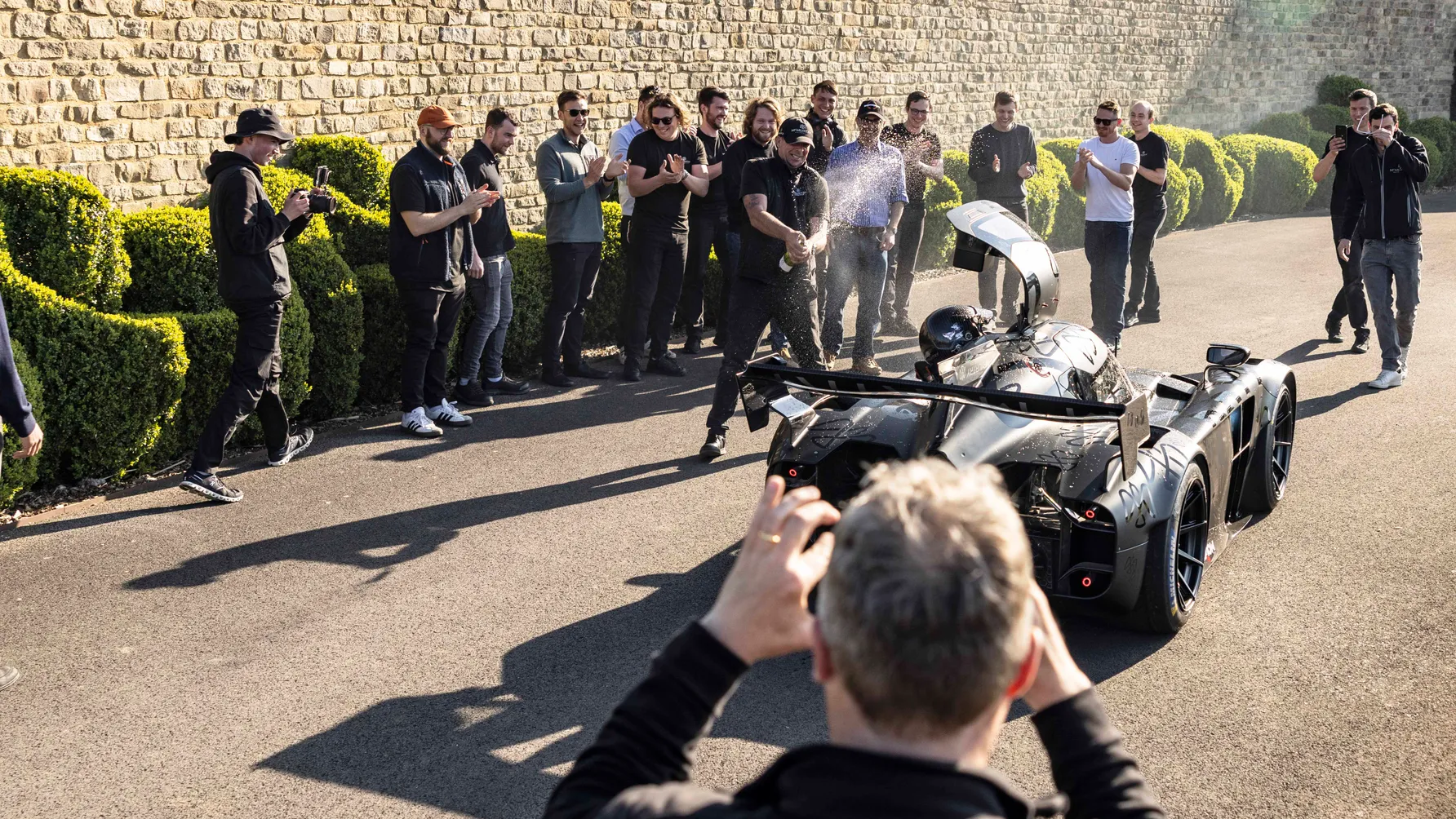 السوبركار البريطانية "مكمارتري سبيرلينج" هي أول سيارة في العالم يتم قيادتها رأساً على عقب! السوبركار البريطانية "مكمارتري سبيرلينج" هي أول سيارة في العالم يتم قيادتها رأساً على عقب! 8