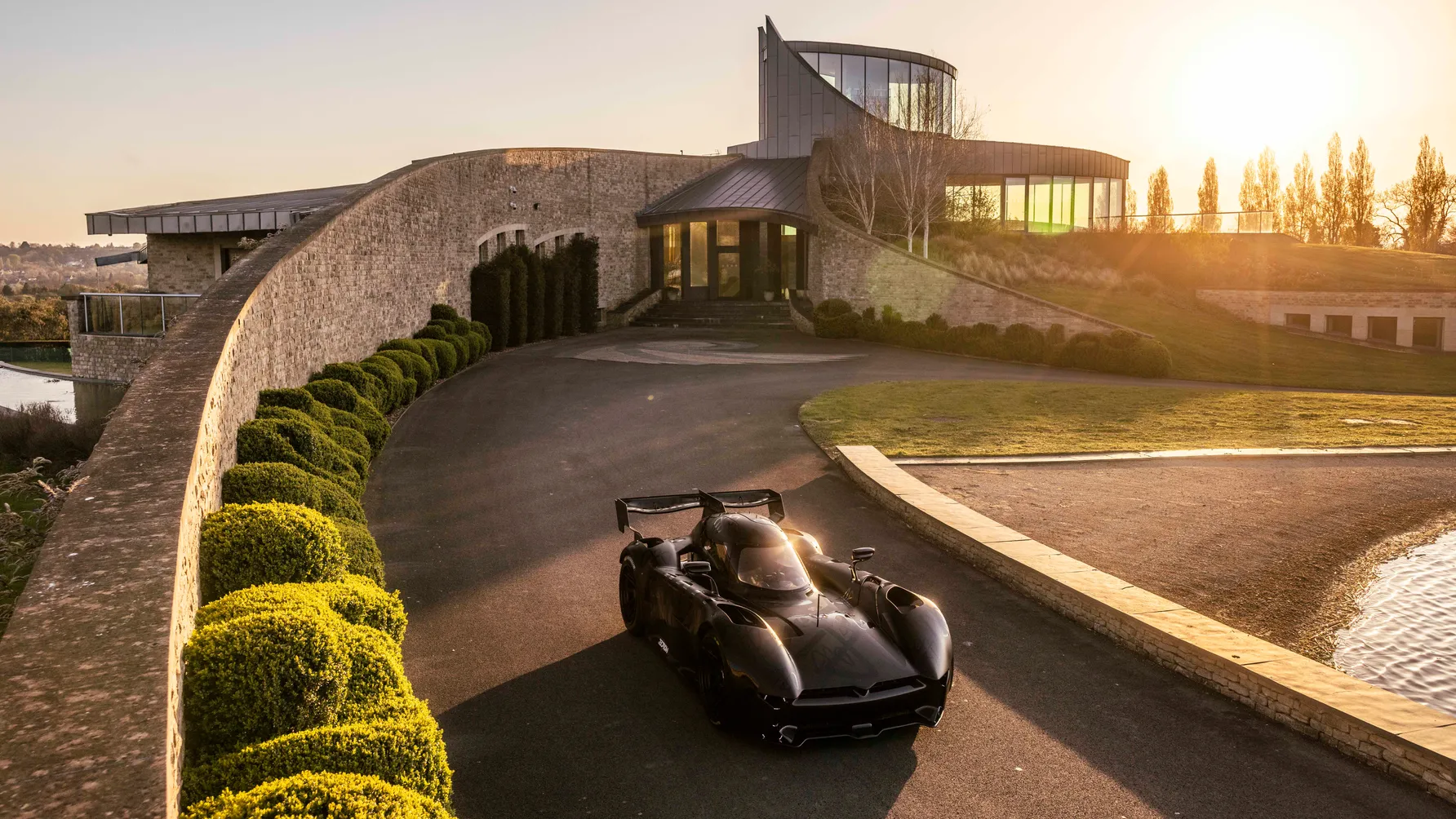 السوبركار البريطانية "مكمارتري سبيرلينج" هي أول سيارة في العالم يتم قيادتها رأساً على عقب! السوبركار البريطانية "مكمارتري سبيرلينج" هي أول سيارة في العالم يتم قيادتها رأساً على عقب! 9