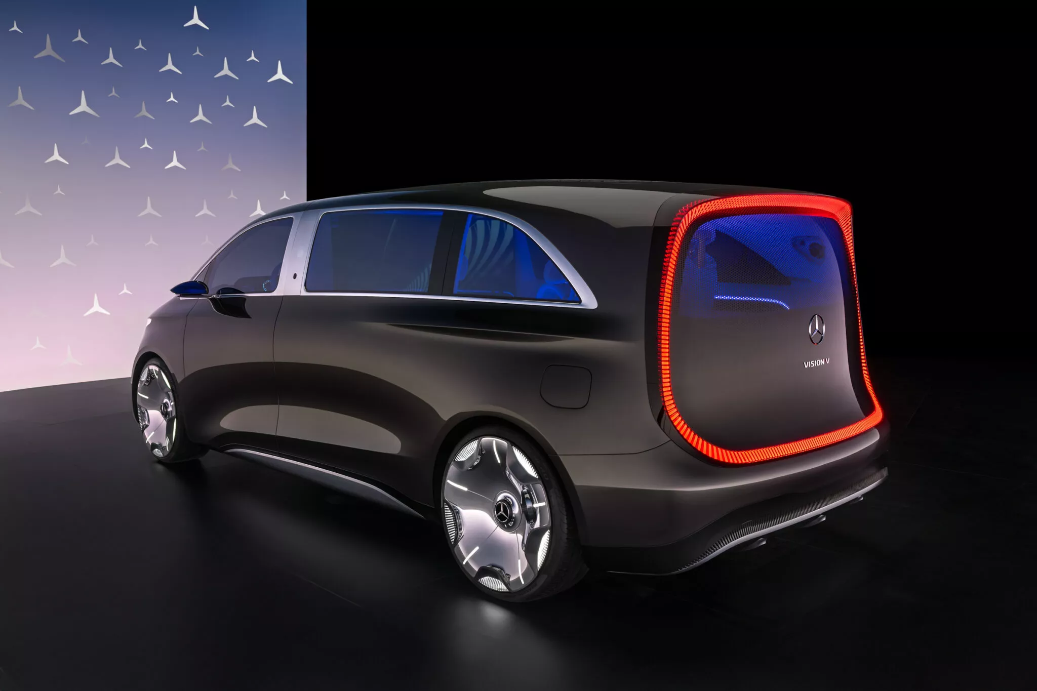 مرسيدس تكشف عن أفخم سيارة فان في تاريخها بشاشة سينمائية 65 بوصة! مرسيدس تكشف عن أفخم سيارة فان في تاريخها بشاشة سينمائية 65 بوصة! 3