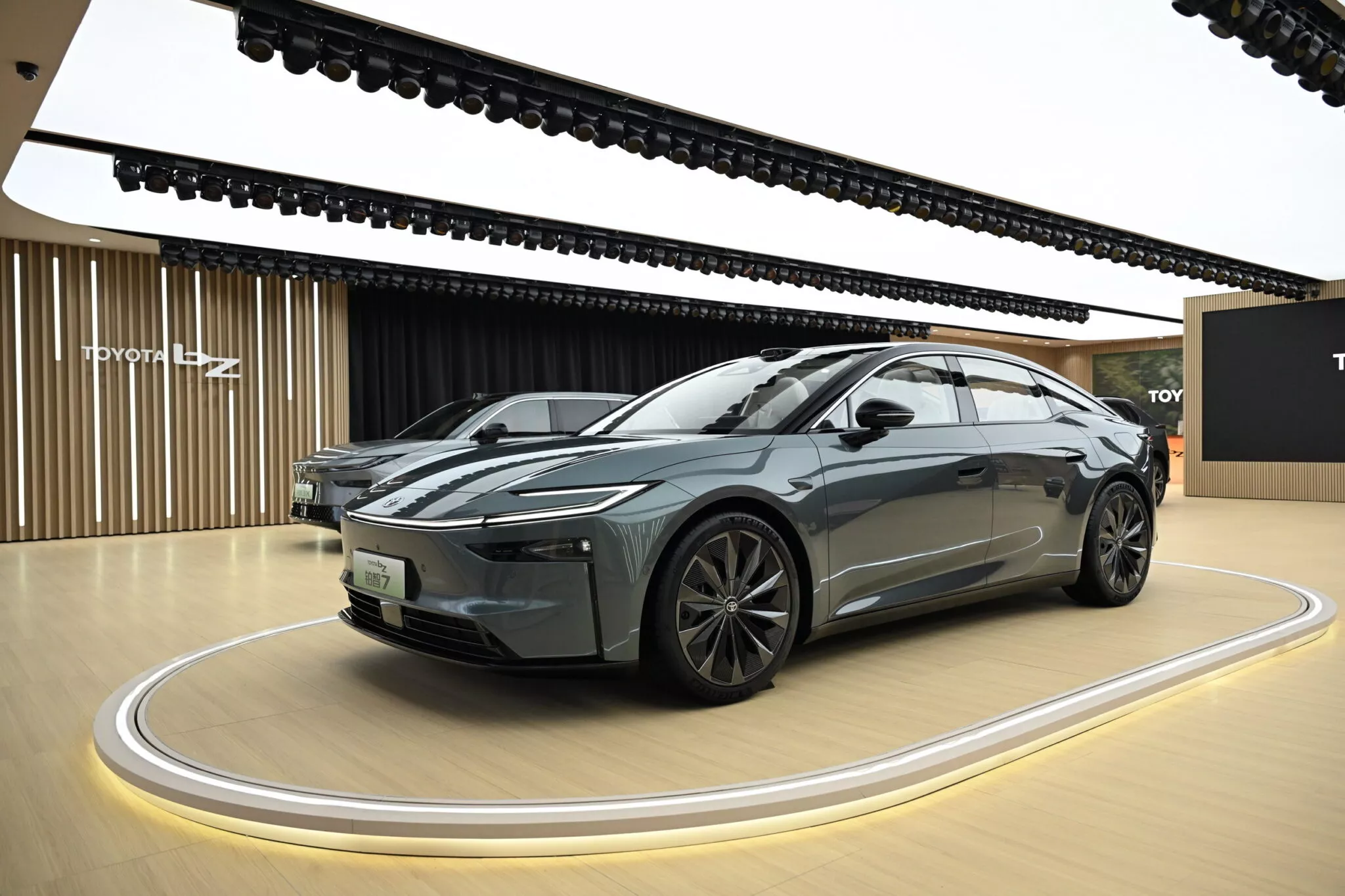 تويوتا bZ7 موديل 2026 هي سيدان كهربائية فاخرة تهدف لمنافسة تيسلا موديل اس تويوتا bZ7 موديل 2026 هي سيدان كهربائية فاخرة تهدف لمنافسة تيسلا موديل اس 3