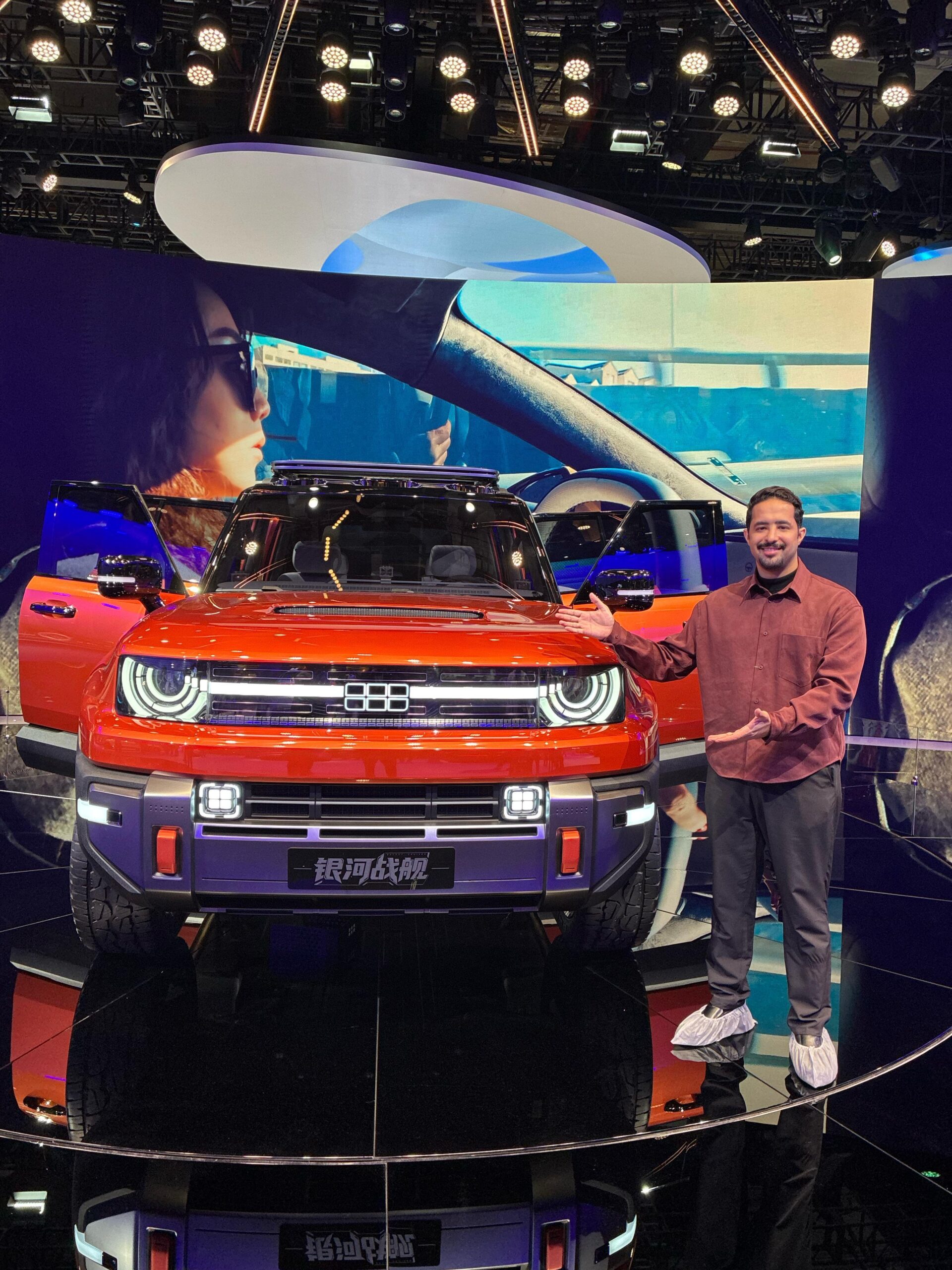 جيلي جالاكسي كروزر 2026 هي SUV عضلية جديدة قادرة على الطفو فوق المياه والتنقل بين الدفع الأمامي والخلفي والكلي جيلي جالاكسي كروزر 2026 هي SUV عضلية جديدة قادرة على الطفو فوق المياه والتنقل بين الدفع الأمامي والخلفي والكلي 5