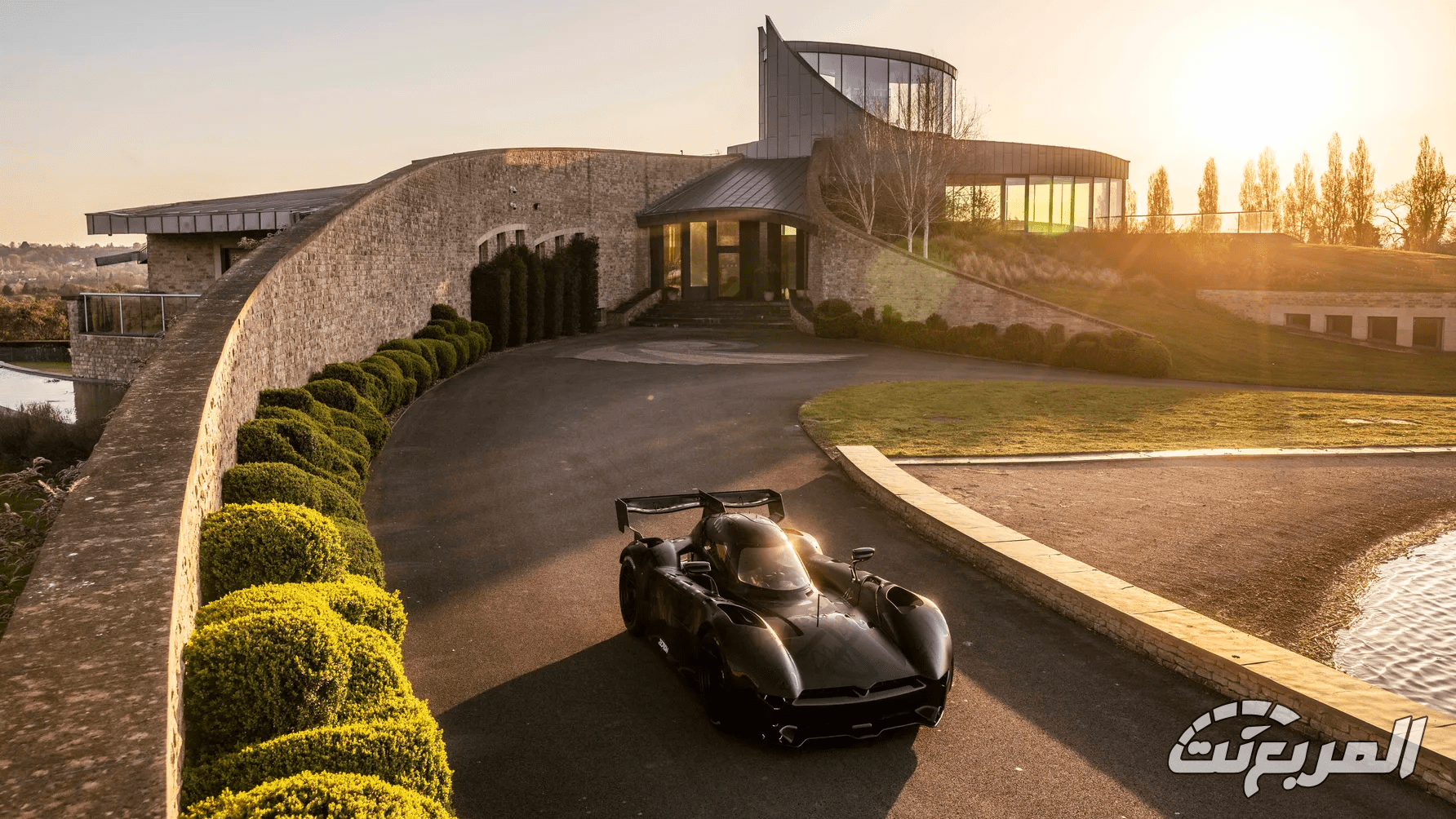 السوبركار البريطانية "مكمارتري سبيرلينج" هي أول سيارة في العالم يتم قيادتها رأساً على عقب! السوبركار البريطانية "مكمارتري سبيرلينج" هي أول سيارة في العالم يتم قيادتها رأساً على عقب! 1