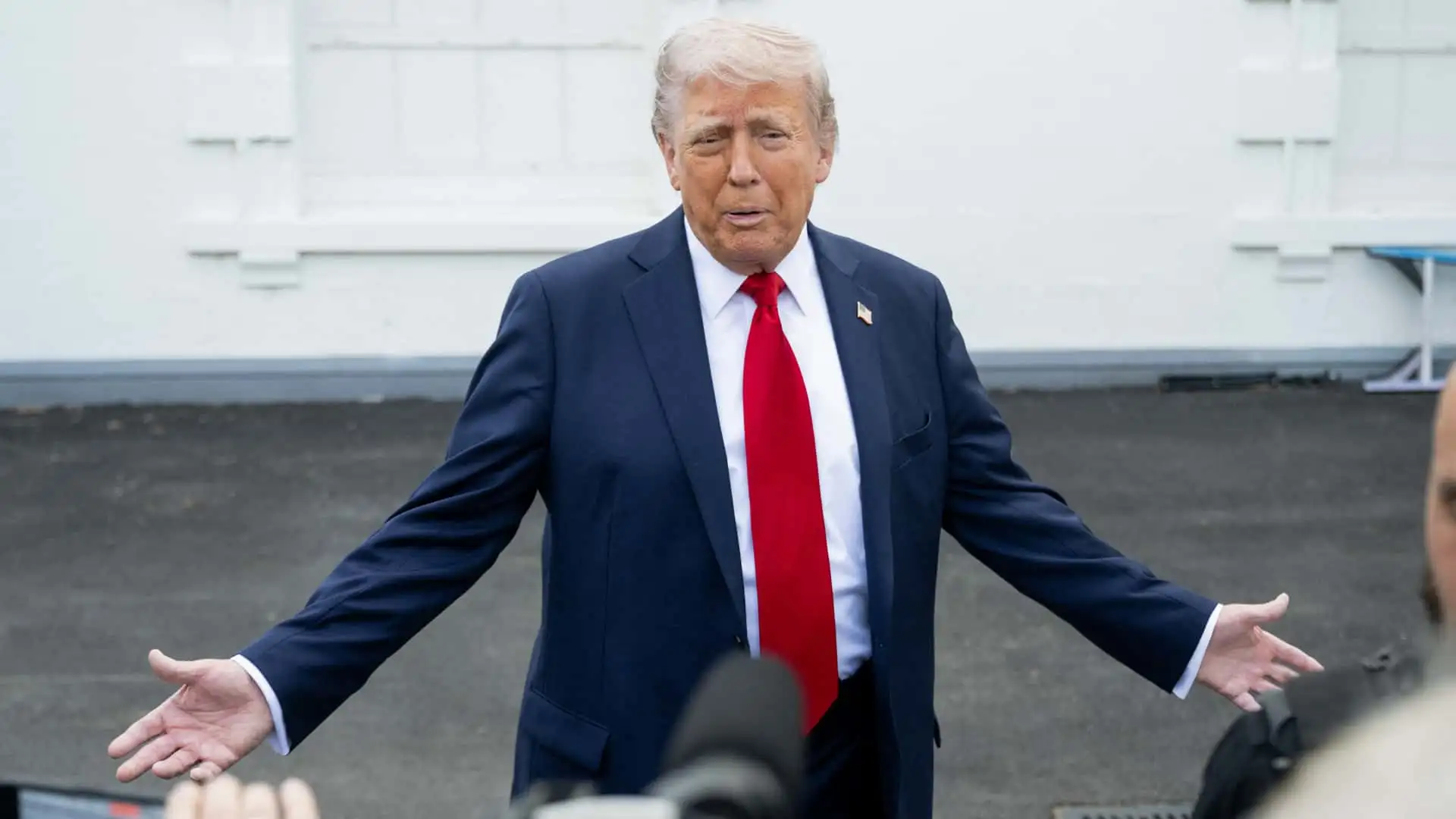 ترامب رسمياً يخفف حدة وعنف الضرائب الجمركية على السيارات وقطعها، والشركات الأمريكية ترحب بالخطوات