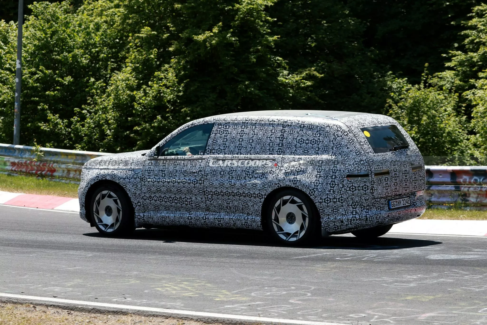 جينيسيس GV90 موديل 2026 الأفخم والأكبر للعلامة يظهر أثناء اختباره بأخف تمويهات حتى الآن جينيسيس GV90 موديل 2026 الأفخم والأكبر للعلامة يظهر أثناء اختباره بأخف تمويهات حتى الآن 9