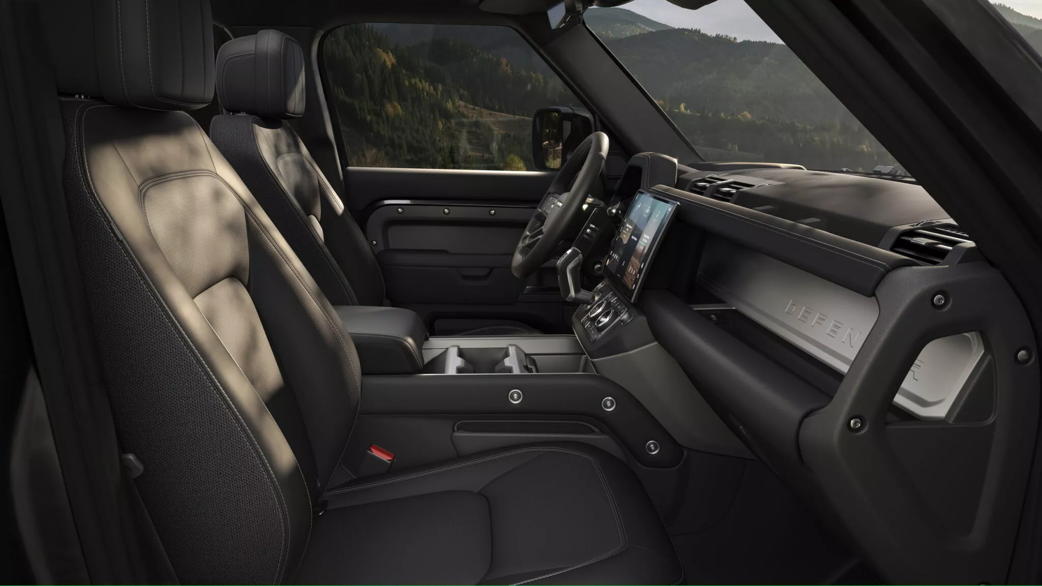 لاندروفر ديفندر 2026 فيس ليفت الجديدة تنطلق بتحديثات جمالية محدودة وشاشة لمسية أكبر حجماً 8