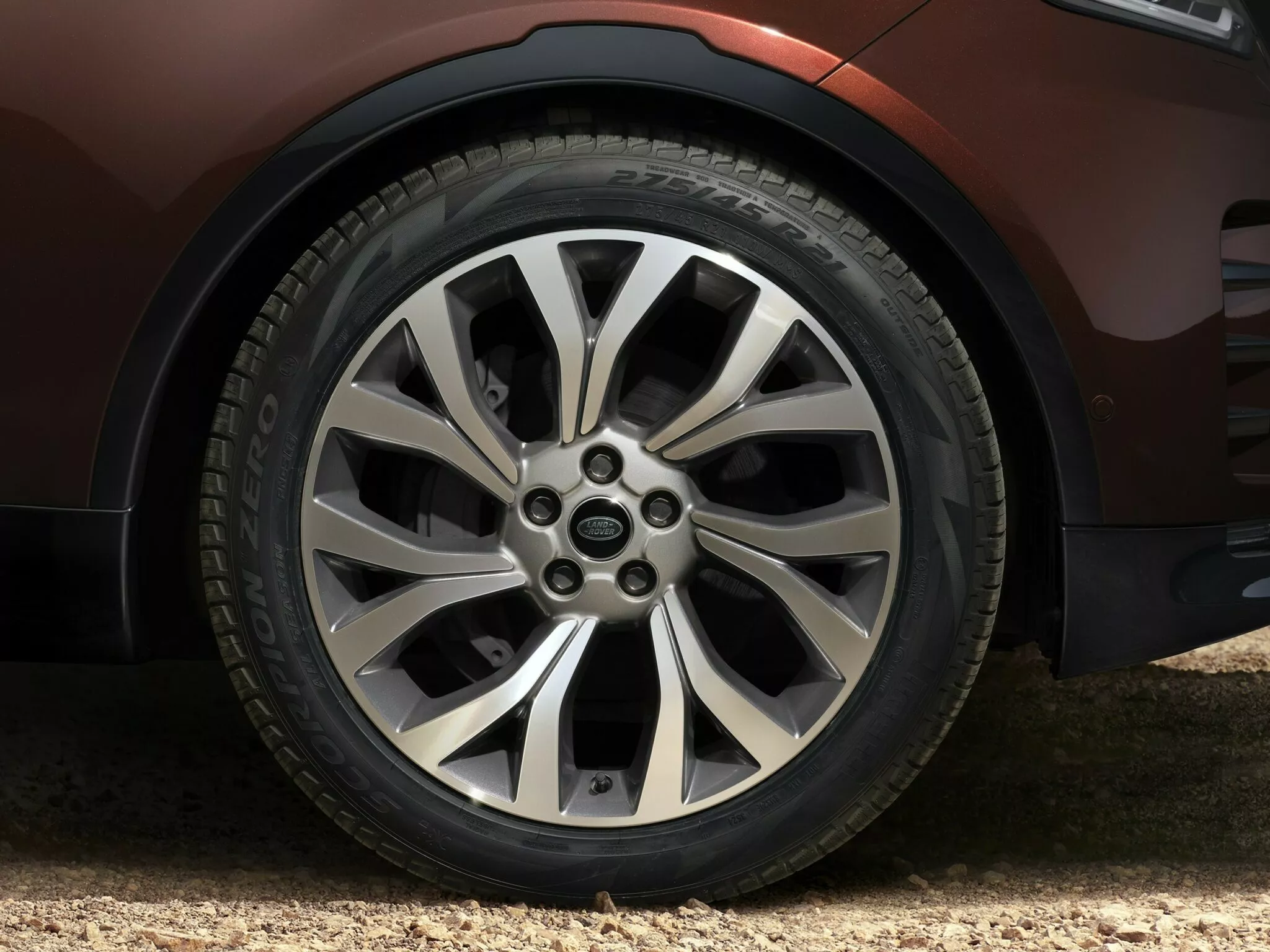 لاندروفر ديسكفري تحصل على أفخم إصدار في تاريخها للاحتفال بالذكرى السنوية 35 لانطلاقها 24