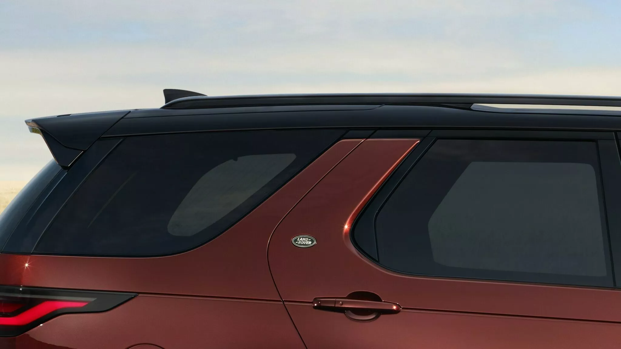 لاندروفر ديسكفري تحصل على أفخم إصدار في تاريخها للاحتفال بالذكرى السنوية 35 لانطلاقها لاندروفر ديسكفري تحصل على أفخم إصدار في تاريخها للاحتفال بالذكرى السنوية 35 لانطلاقها 22