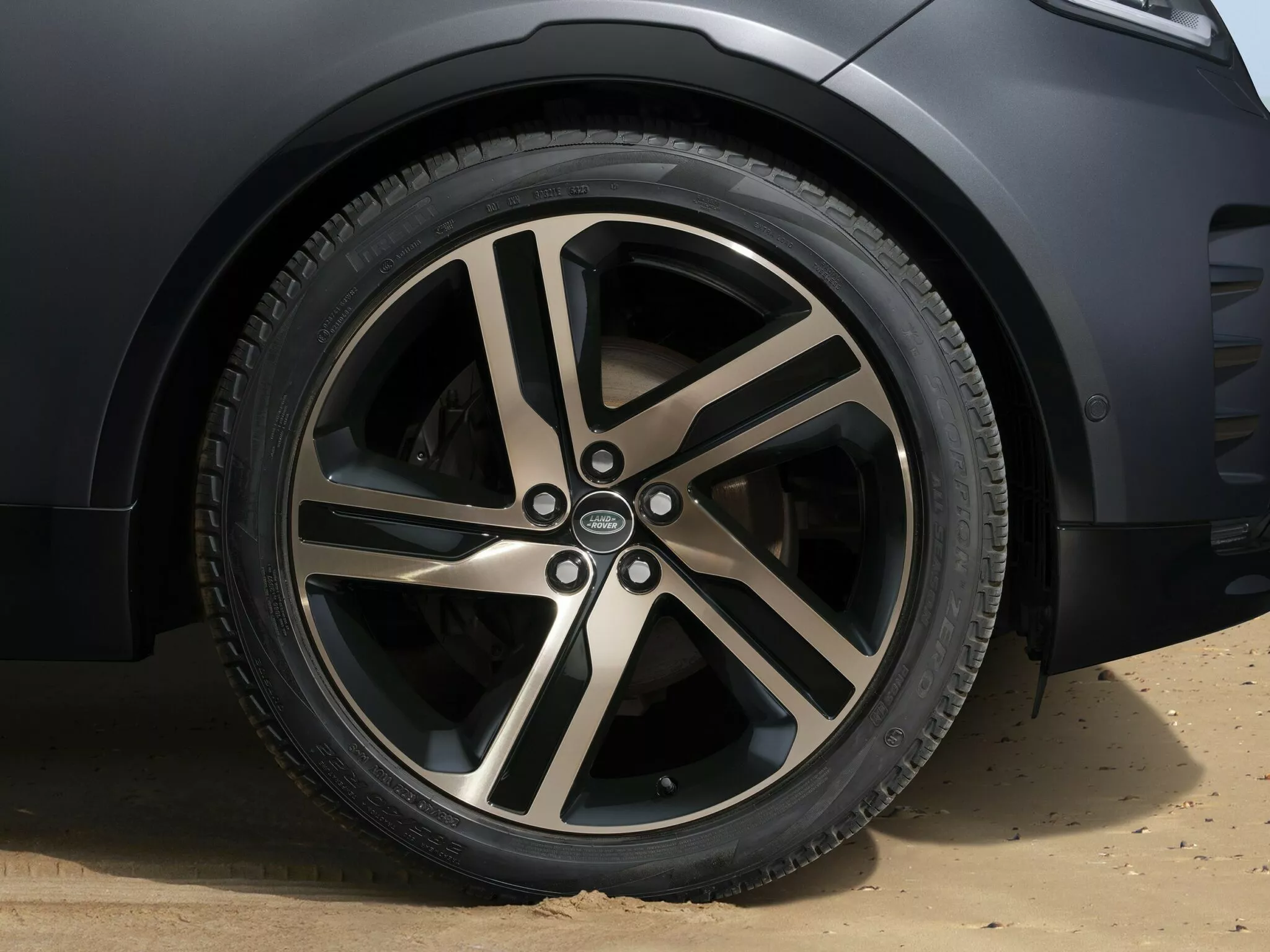 لاندروفر ديسكفري تحصل على أفخم إصدار في تاريخها للاحتفال بالذكرى السنوية 35 لانطلاقها لاندروفر ديسكفري تحصل على أفخم إصدار في تاريخها للاحتفال بالذكرى السنوية 35 لانطلاقها 10