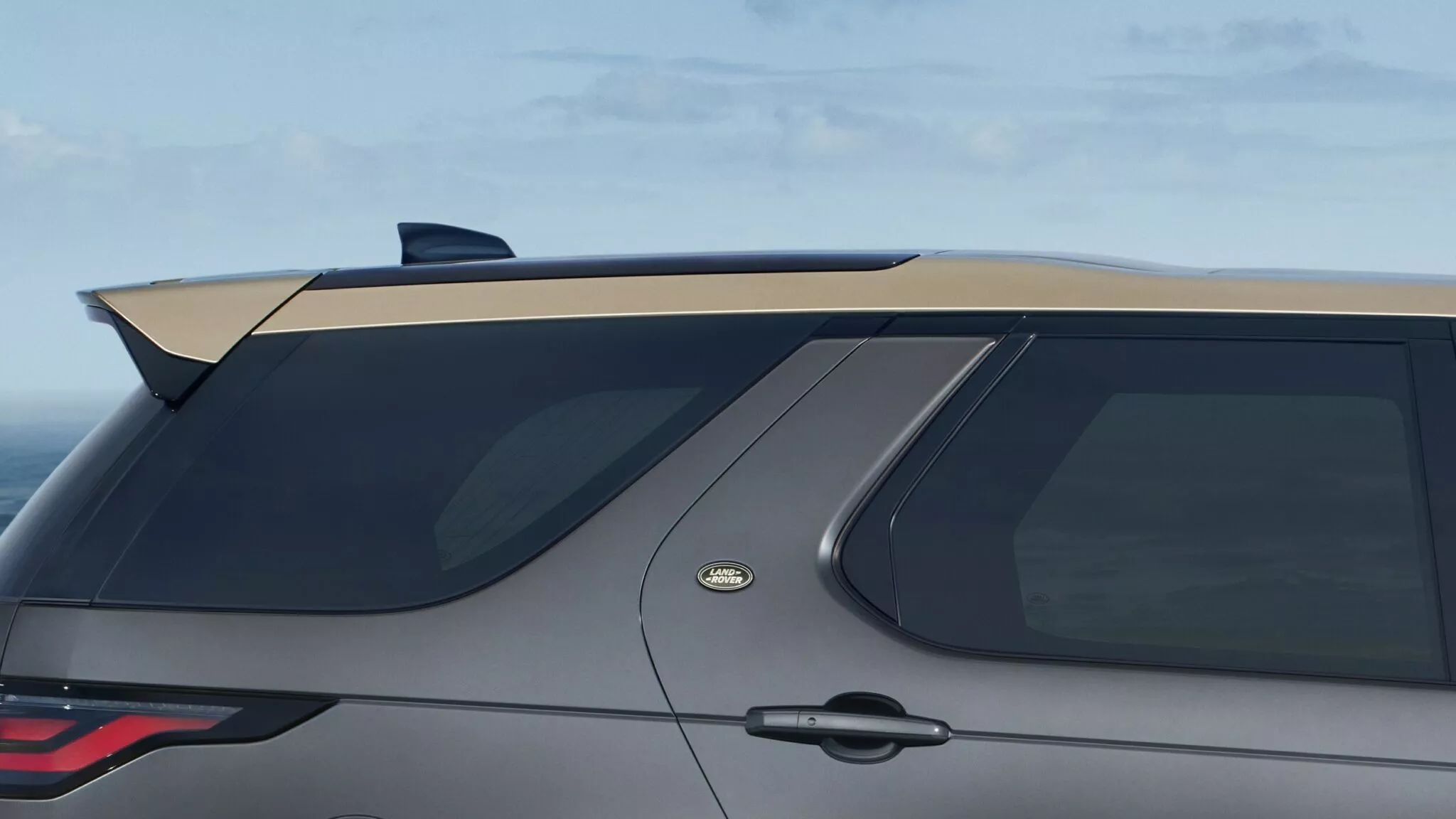 لاندروفر ديسكفري تحصل على أفخم إصدار في تاريخها للاحتفال بالذكرى السنوية 35 لانطلاقها 11