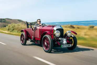 بنتلي تعيد إحياء موديل بلاور الكلاسيكي بعد 100 عام من تدشينه بنفس التصميم الأصلي وسعر 453,000 ريال بنتلي تعيد إحياء موديل بلاور الكلاسيكي بعد 100 عام من تدشينه بنفس التصميم الأصلي وسعر 453,000 ريال