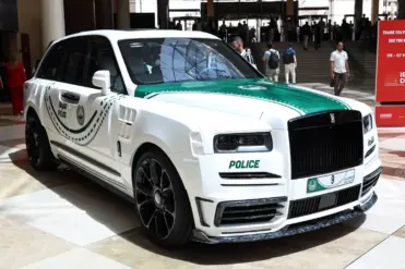 شرطة دبي تضم سيارة رولزرويس كولينان معدلة من مانسوري للأسطول الرسمي