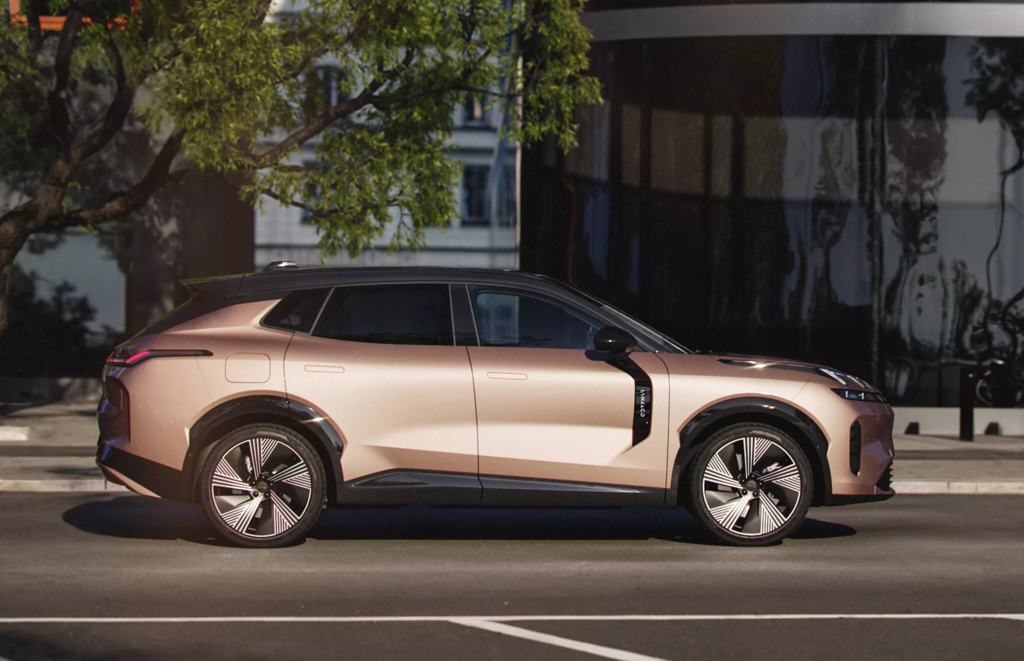 لينك اند كو 08 هايبرد الفاخرة تنطلق رسمياً في أوروبا "أسعار ومواصفات" لينك اند كو 08 هايبرد الفاخرة تنطلق رسمياً في أوروبا "أسعار ومواصفات" 16