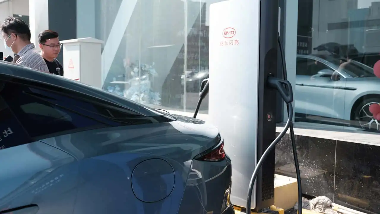 تقدر تشحن السيارة 300 كم في 5 دقائق؟ BYD تُغير القواعد في عالم السيارات الكهربائية.. وحلقة من جديد السيارات تقدر تشحن السيارة 300 كم في 5 دقائق؟ BYD تُغير القواعد في عالم السيارات الكهربائية.. وحلقة من جديد السيارات 3