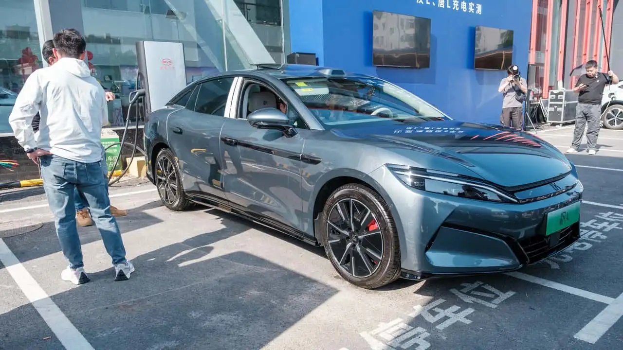 تقدر تشحن السيارة 300 كم في 5 دقائق؟ BYD تُغير القواعد في عالم السيارات الكهربائية.. وحلقة من جديد السيارات تقدر تشحن السيارة 300 كم في 5 دقائق؟ BYD تُغير القواعد في عالم السيارات الكهربائية.. وحلقة من جديد السيارات 5