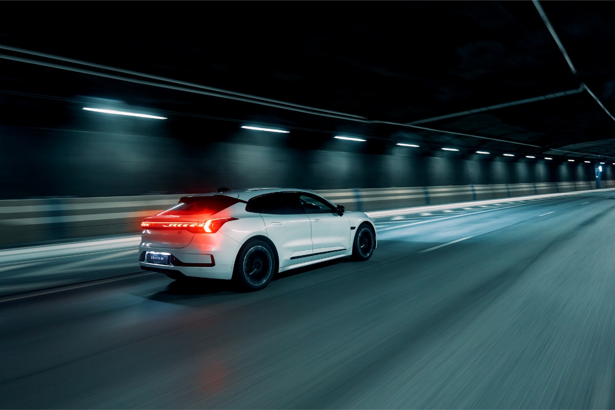 زيكر 001 2025 كيف جمعت بين الثبات الرياضي والنعومة أثناء القيادة 4