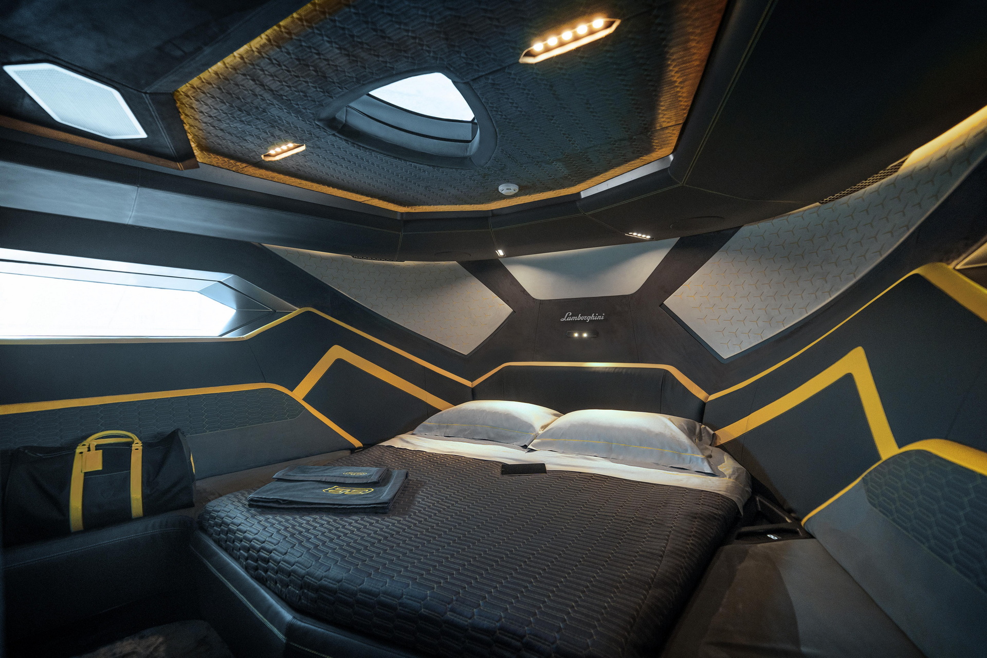 يخوت شركات السيارات الفاخرة: 7 علامات تغزو عالم البحار بأسعار خيالية يخوت شركات السيارات الفاخرة: 7 علامات تغزو عالم البحار بأسعار خيالية 2