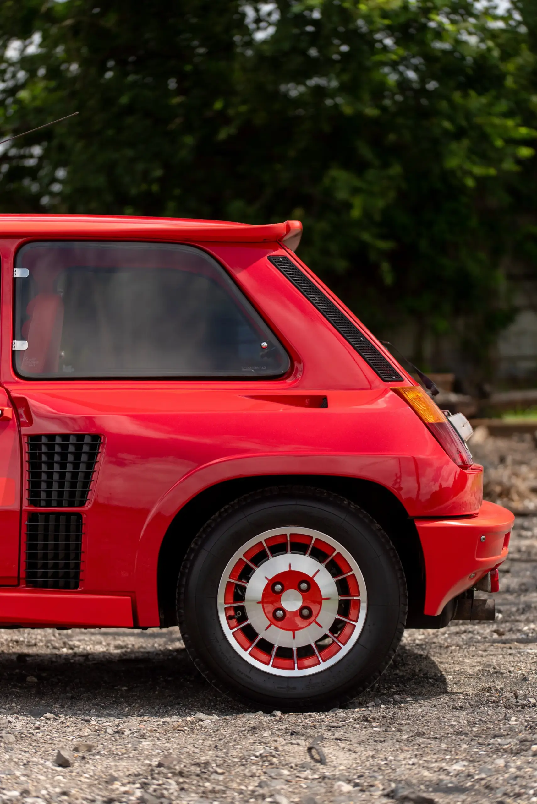 حكاية رينو 5 تيربو الهاتشباك.. من جنون الثمانينات إلى شرارة المستقبل حكاية رينو 5 تيربو الهاتشباك.. من جنون الثمانينات إلى شرارة المستقبل 2