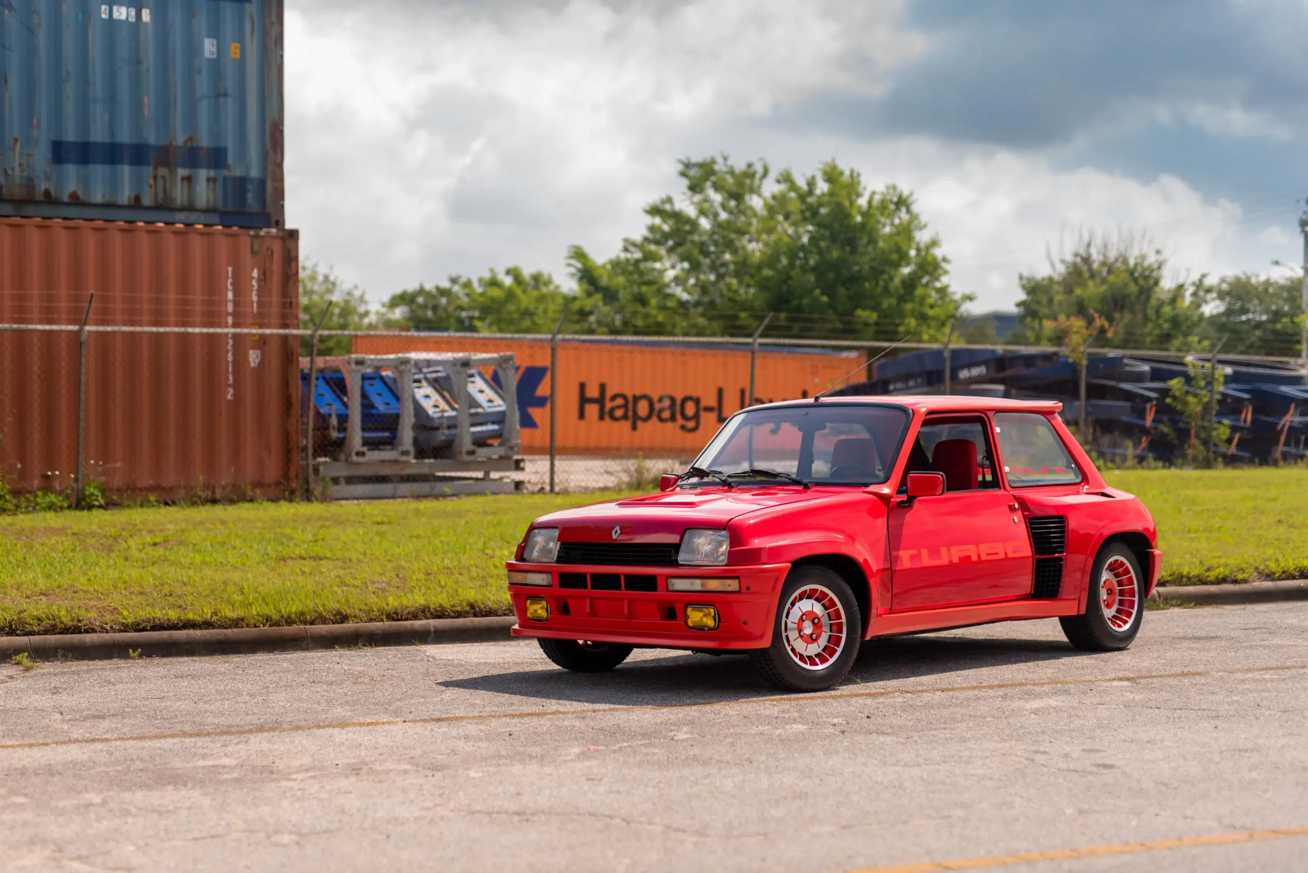 حكاية رينو 5 تيربو الهاتشباك.. من جنون الثمانينات إلى شرارة المستقبل حكاية رينو 5 تيربو الهاتشباك.. من جنون الثمانينات إلى شرارة المستقبل 3