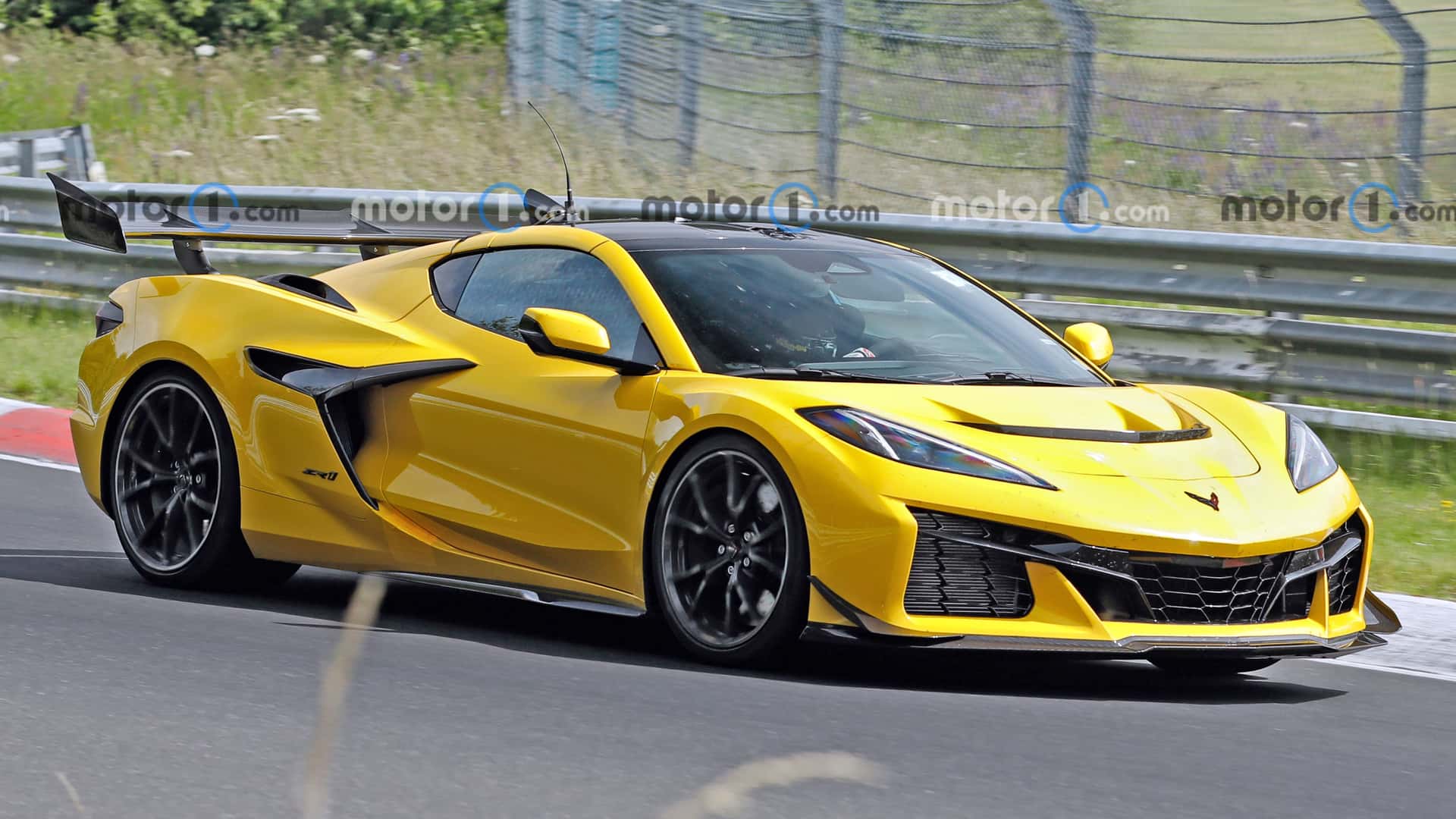 شيفروليه تختبر كورفيت زورا الأقوى في تاريخ الموديل بدون تمويهات في حلبة نوربورغرينغ شيفروليه تختبر كورفيت زورا الأقوى في تاريخ الموديل بدون تمويهات في حلبة نوربورغرينغ 2