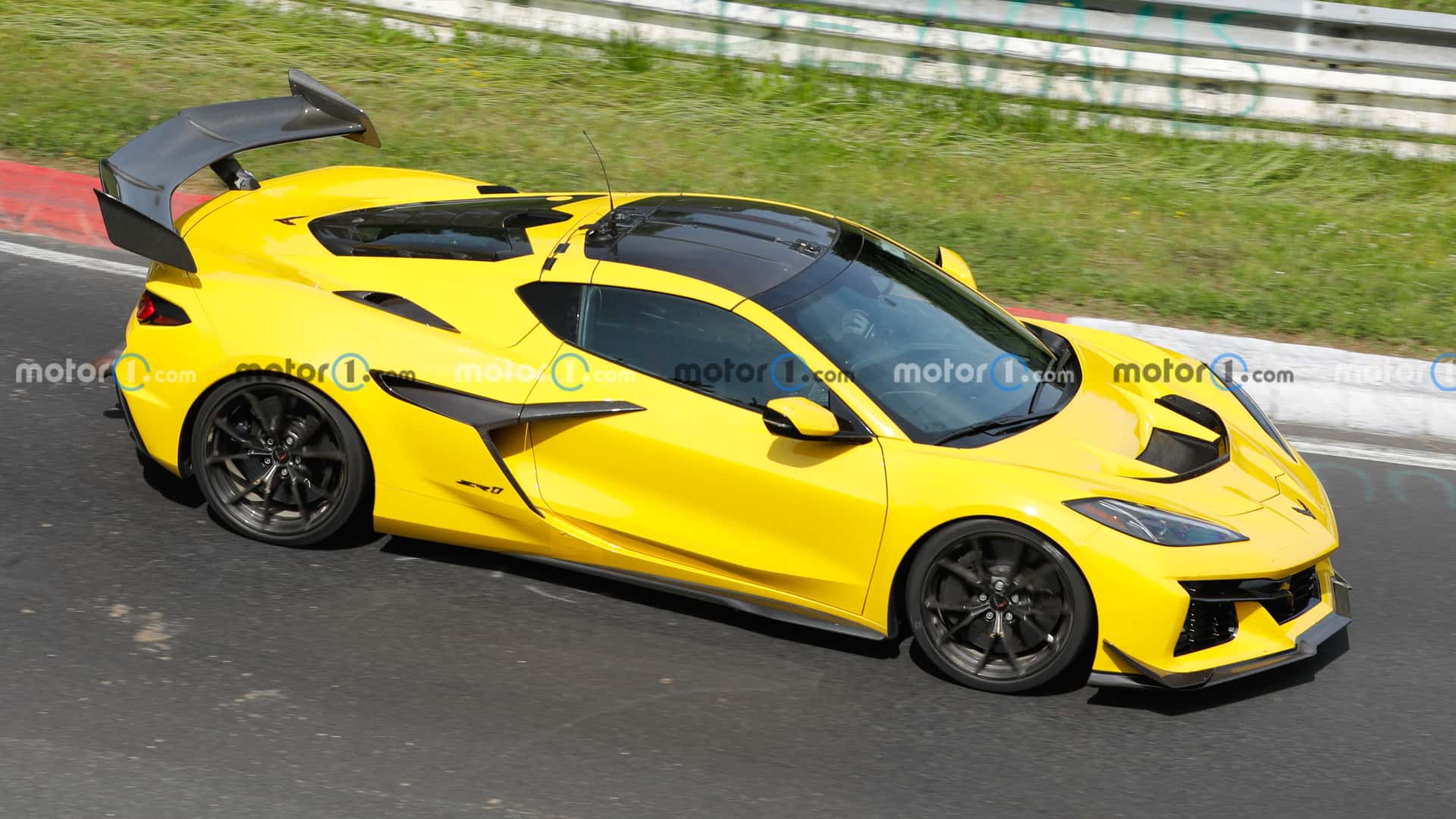 شيفروليه تختبر كورفيت زورا الأقوى في تاريخ الموديل بدون تمويهات في حلبة نوربورغرينغ شيفروليه تختبر كورفيت زورا الأقوى في تاريخ الموديل بدون تمويهات في حلبة نوربورغرينغ 9