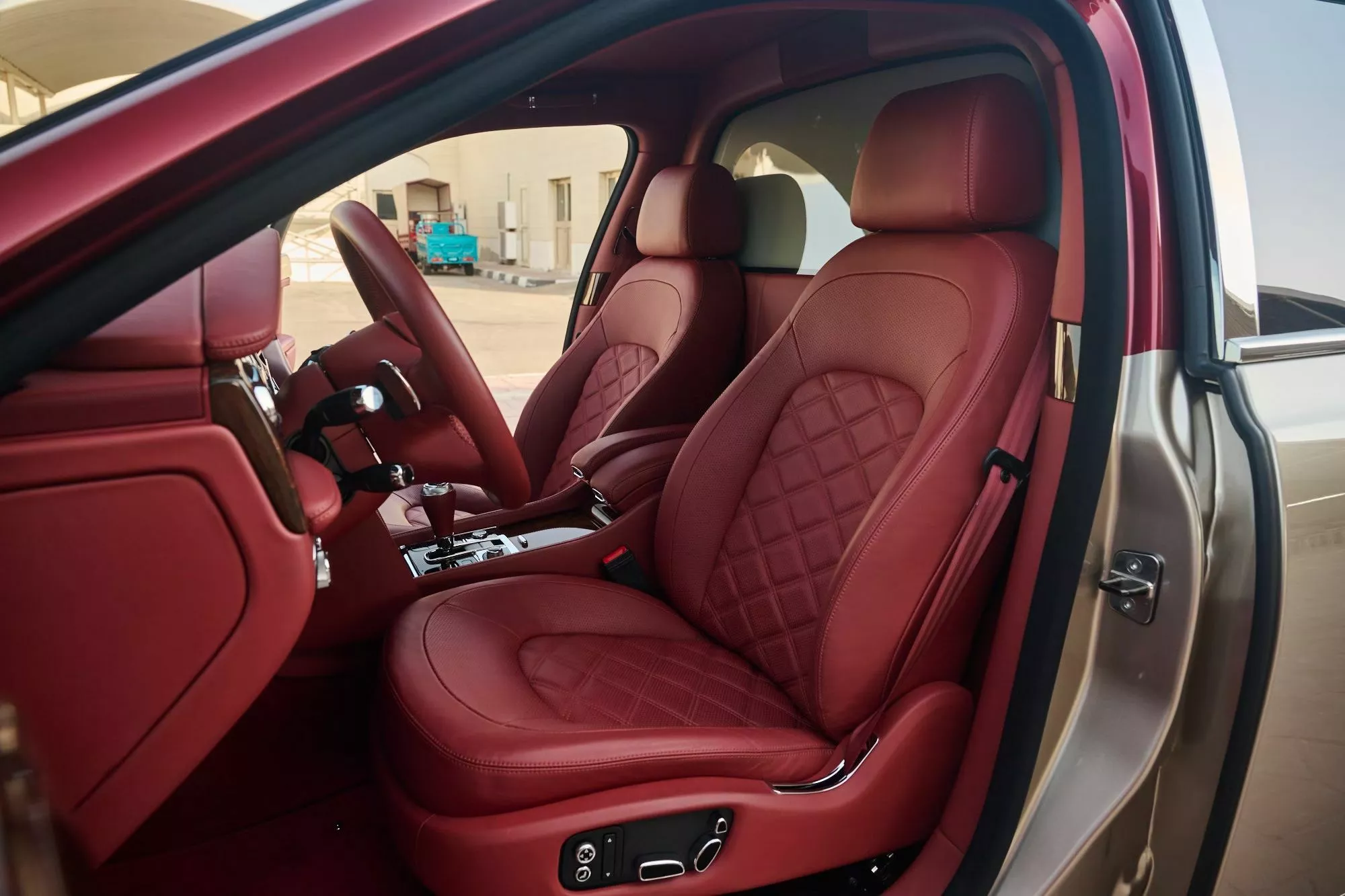 أفخم بنتلي مولسان على الإطلاق معروضة للبيع في مزاد أبوظبي بسعر قد يتجاوز 2.2 مليون ريال أفخم بنتلي مولسان على الإطلاق معروضة للبيع في مزاد أبوظبي بسعر قد يتجاوز 2.2 مليون ريال 15