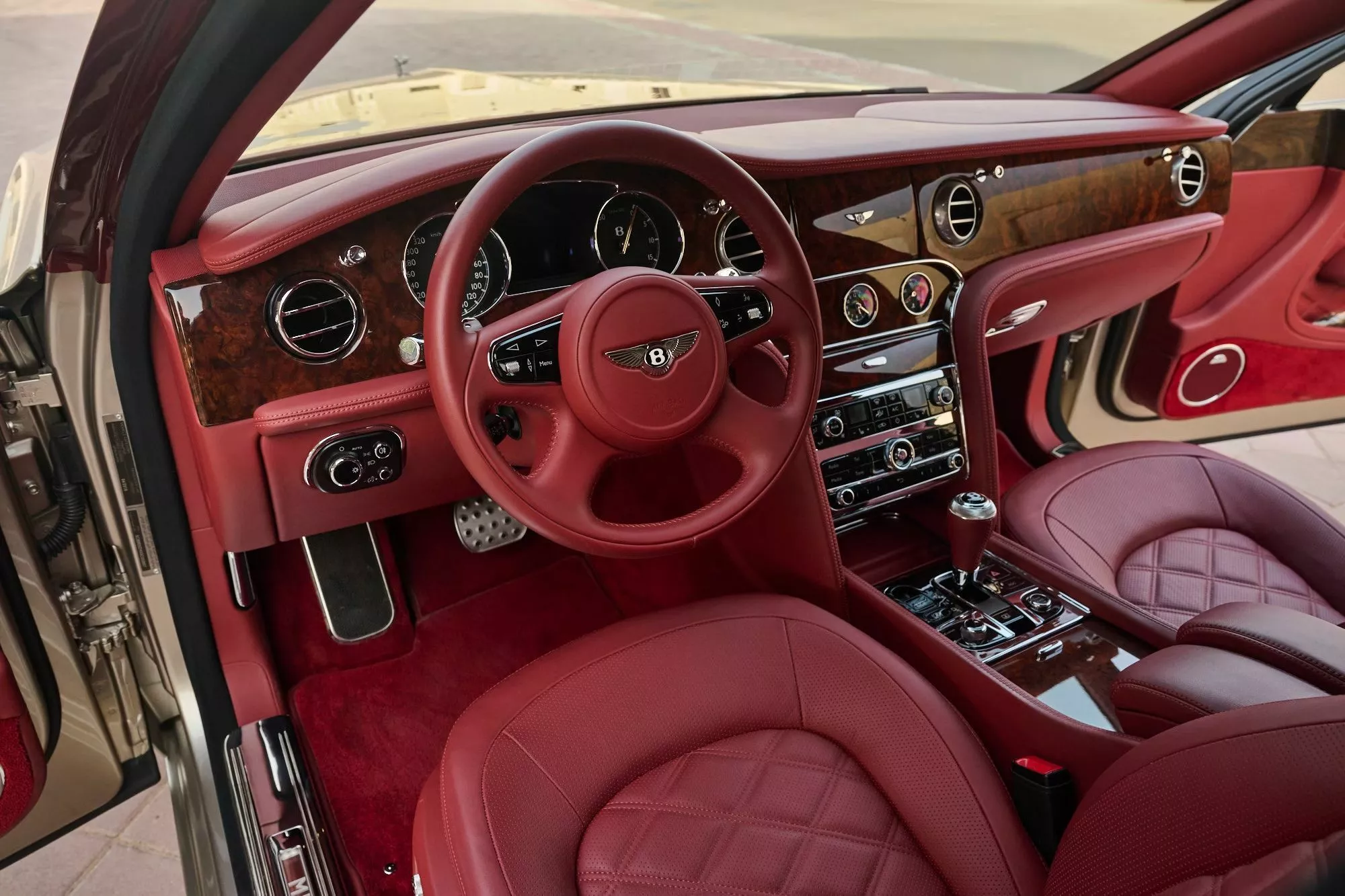 أفخم بنتلي مولسان على الإطلاق معروضة للبيع في مزاد أبوظبي بسعر قد يتجاوز 2.2 مليون ريال أفخم بنتلي مولسان على الإطلاق معروضة للبيع في مزاد أبوظبي بسعر قد يتجاوز 2.2 مليون ريال 16