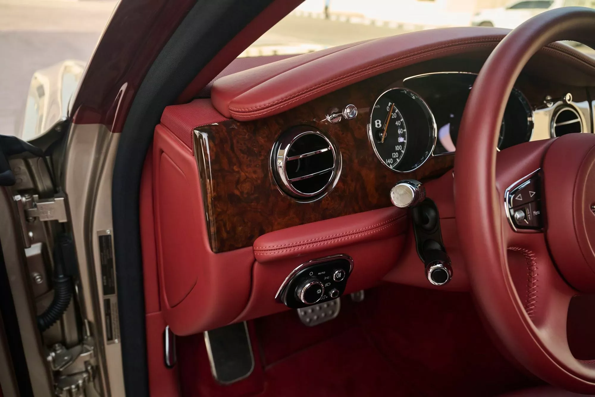 أفخم بنتلي مولسان على الإطلاق معروضة للبيع في مزاد أبوظبي بسعر قد يتجاوز 2.2 مليون ريال أفخم بنتلي مولسان على الإطلاق معروضة للبيع في مزاد أبوظبي بسعر قد يتجاوز 2.2 مليون ريال 17